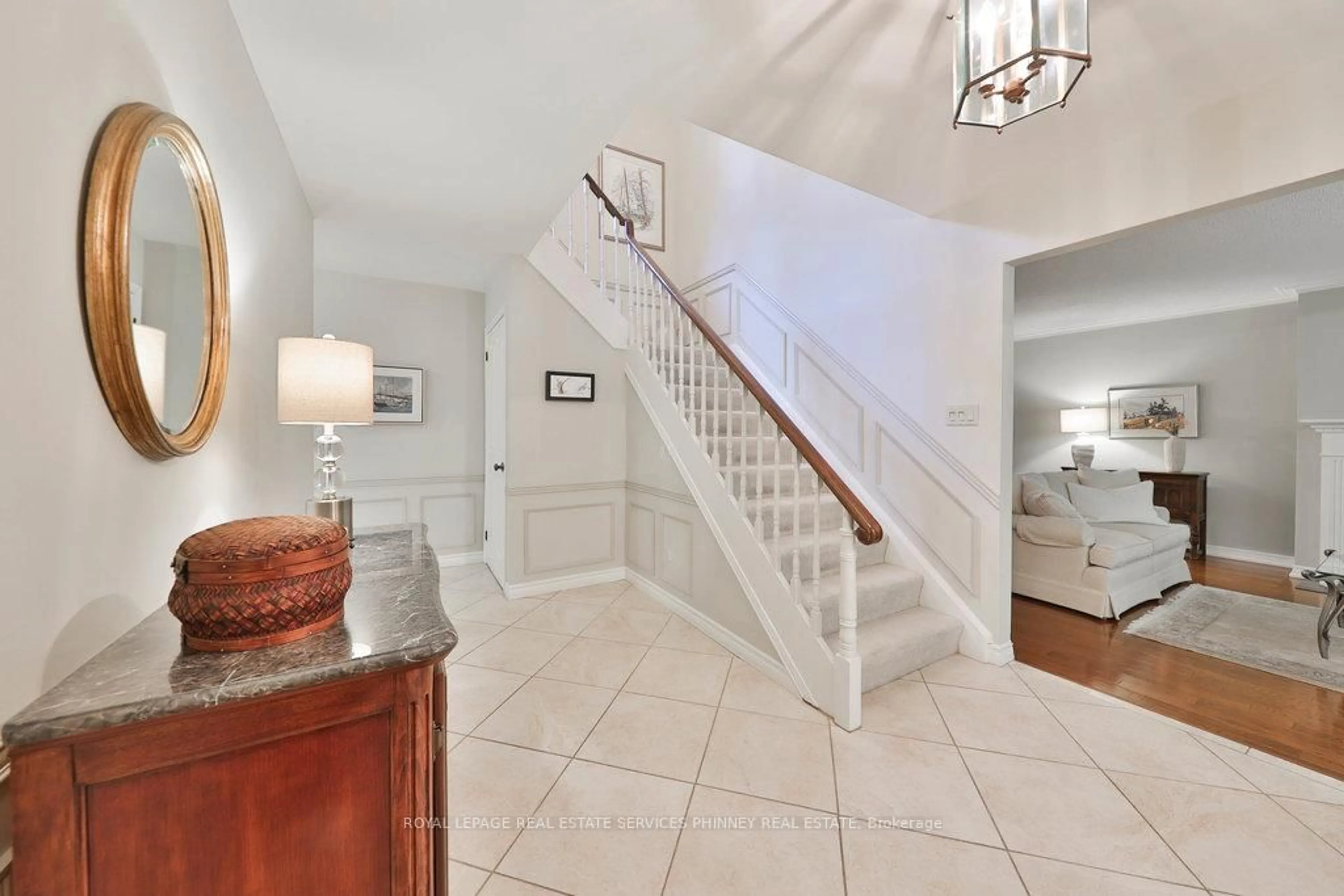 Indoor foyer for 1174 Whiteoaks Ave, Mississauga Ontario L5J 3B5