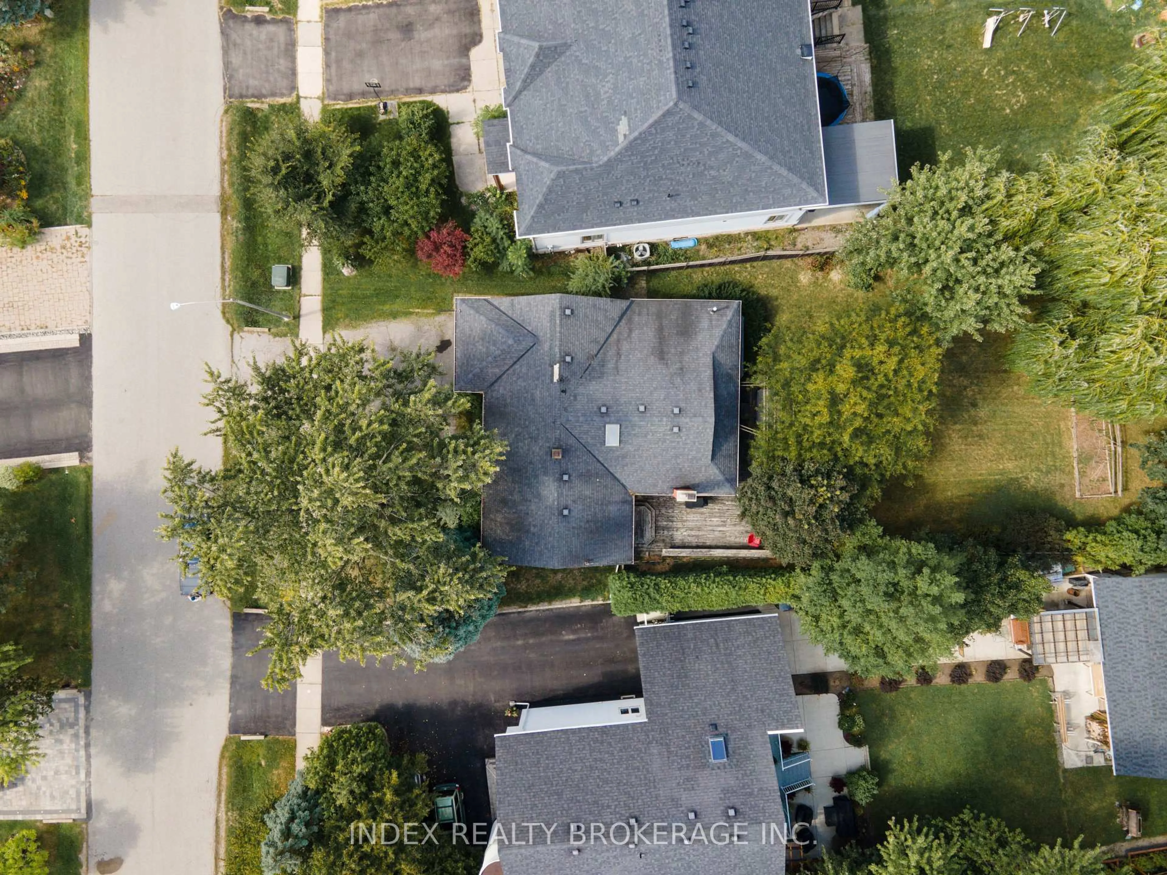 A pic from outside/outdoor area/front of a property/back of a property/a pic from drone, street for 1073 Kent Ave, Oakville Ontario L6H 1Z7