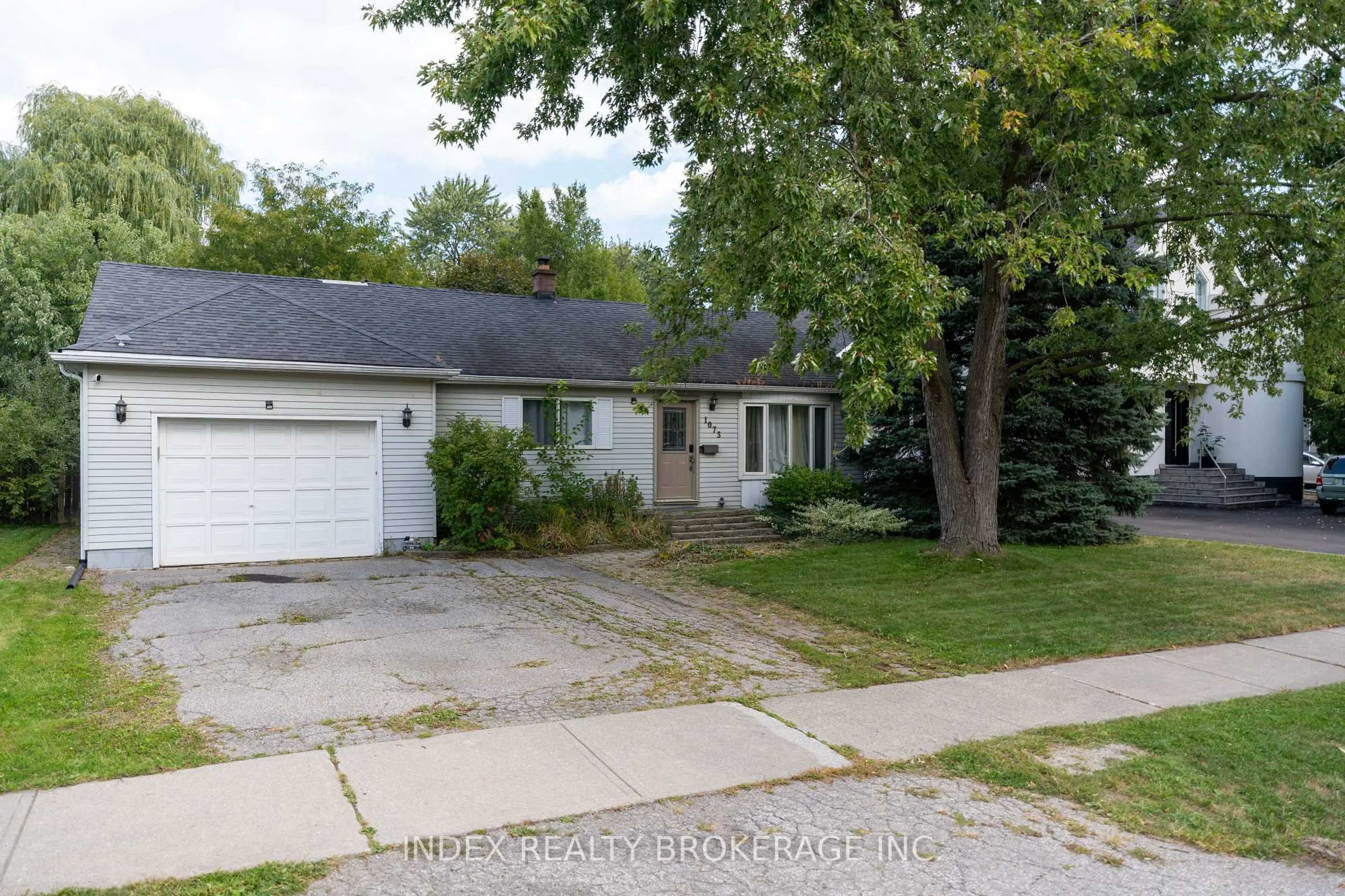 Home with vinyl exterior material, street for 1073 Kent Ave, Oakville Ontario L6H 1Z7