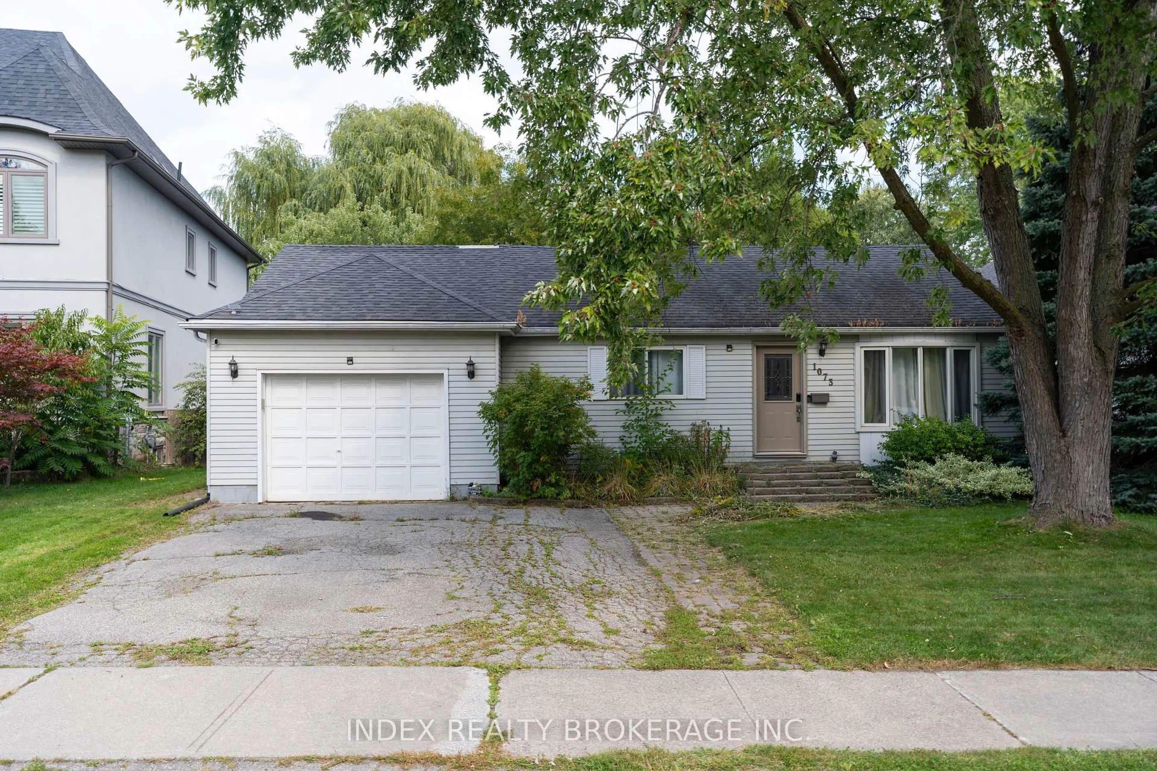 Home with vinyl exterior material, street for 1073 Kent Ave, Oakville Ontario L6H 1Z7