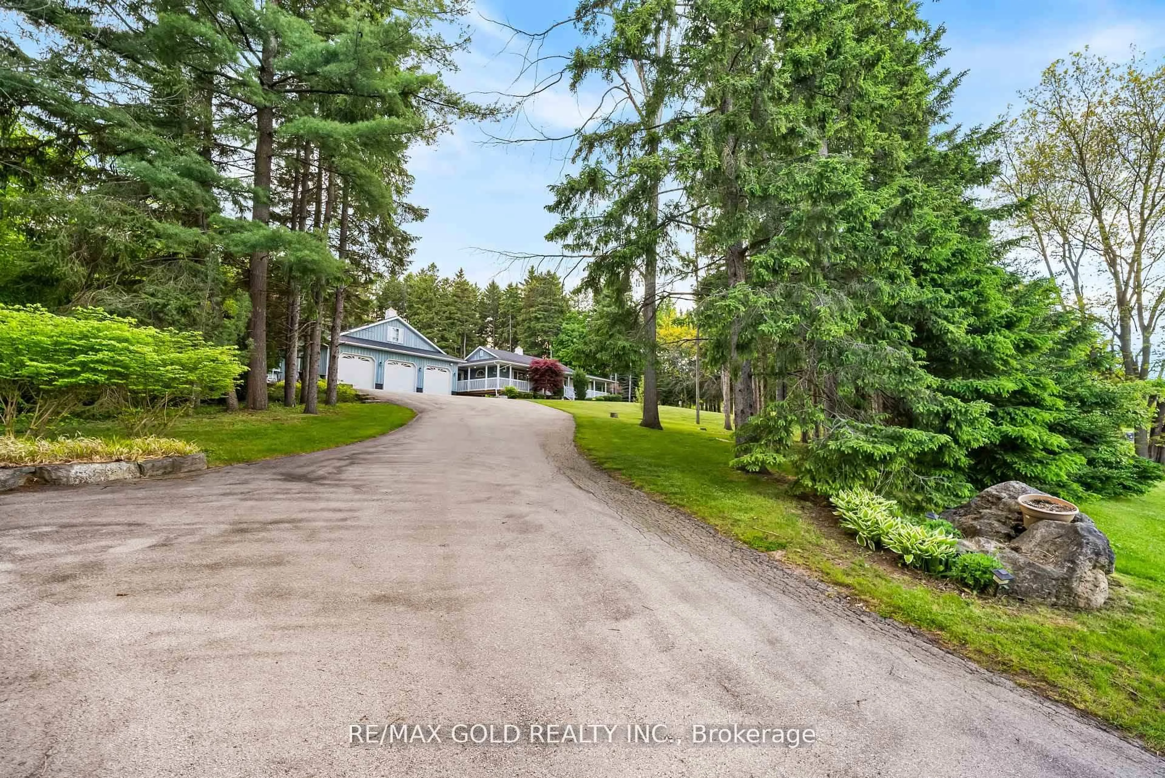 A pic from outside/outdoor area/front of a property/back of a property/a pic from drone, unknown for 15252 Chinguacousy Rd, Caledon Ontario L7C 1Z7