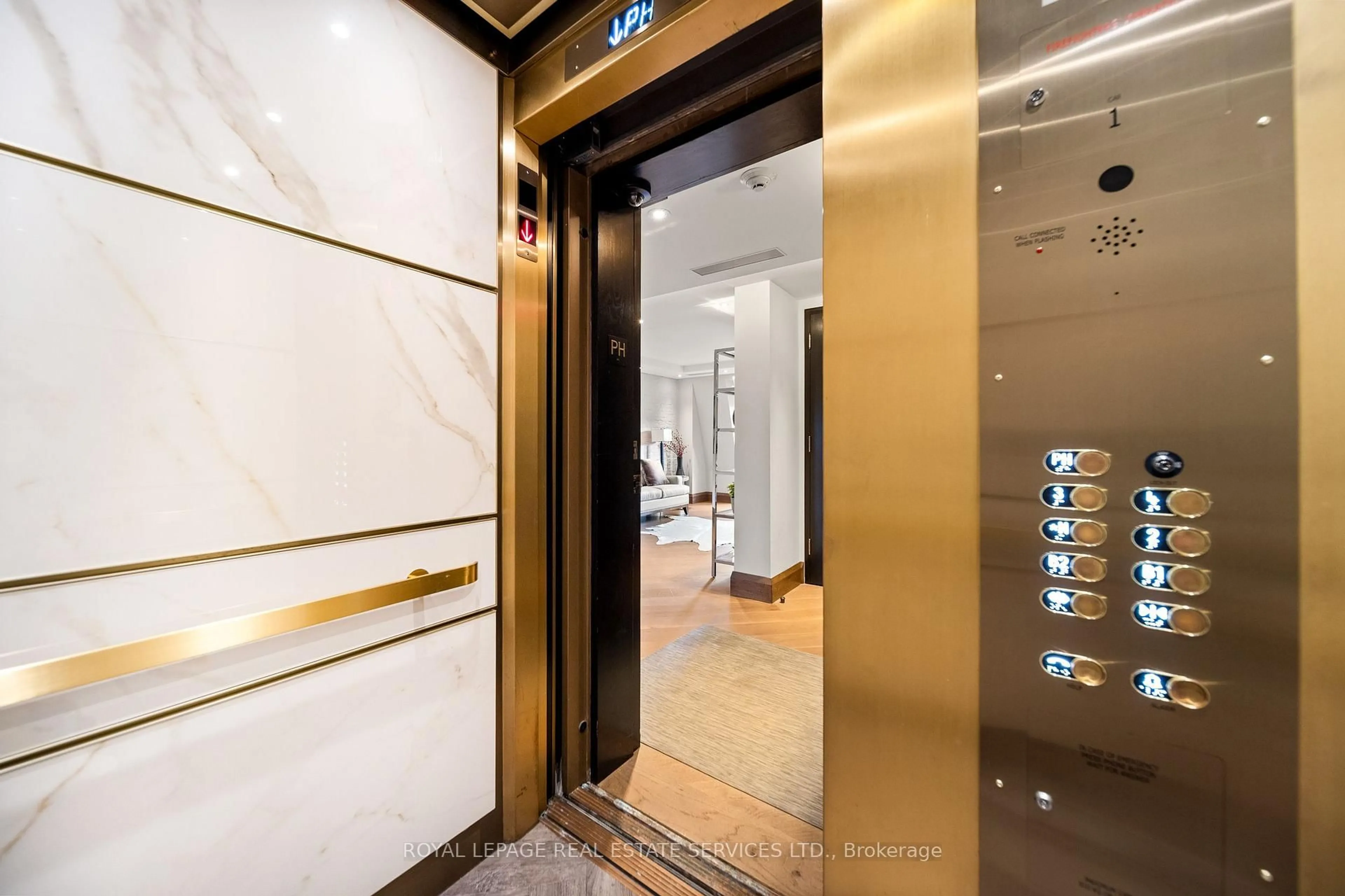 Indoor foyer for 50 Old Mill Rd #501, Toronto Ontario M8X 1G7