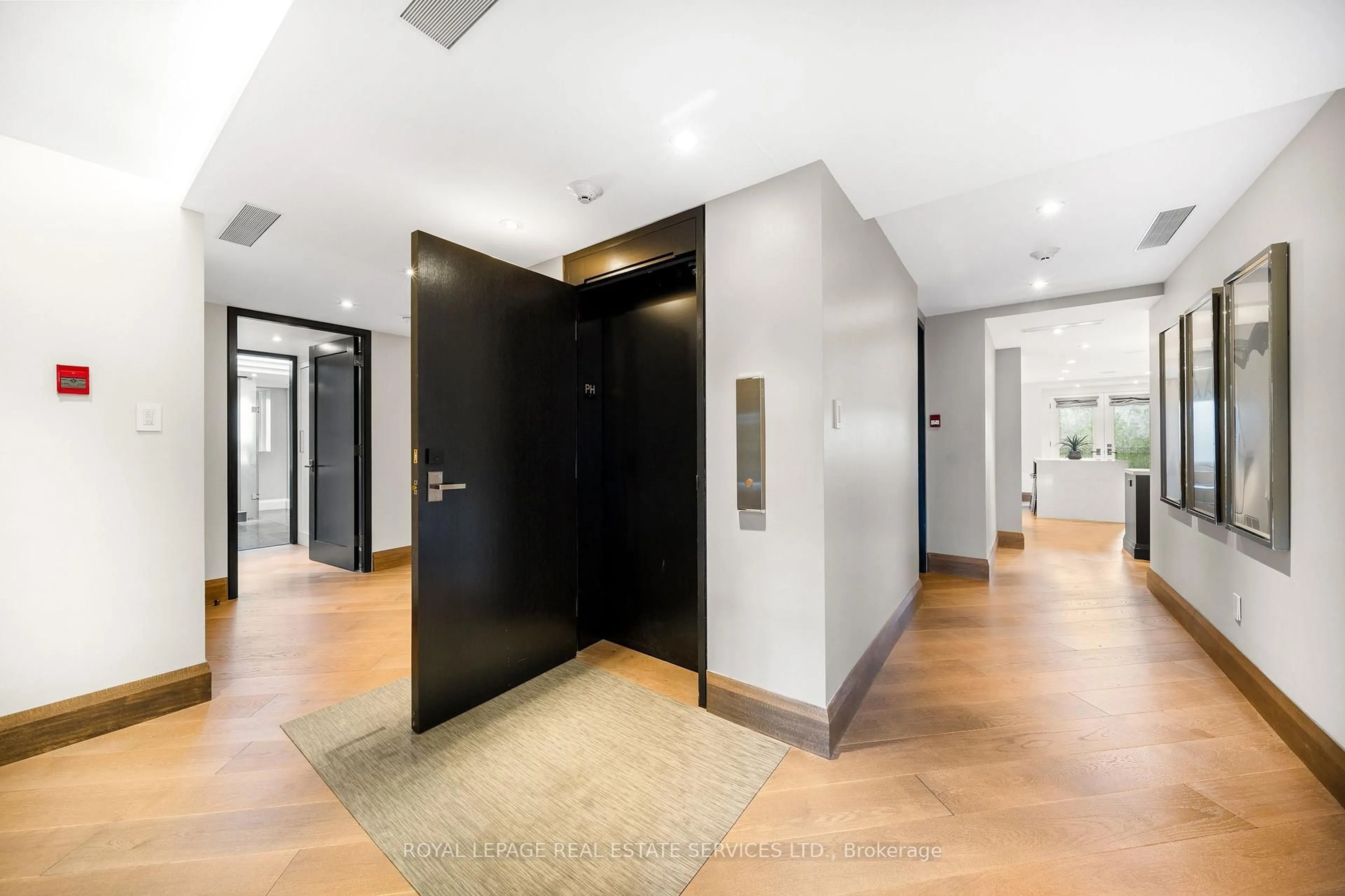 Indoor foyer for 50 Old Mill Rd #501, Toronto Ontario M8X 1G7