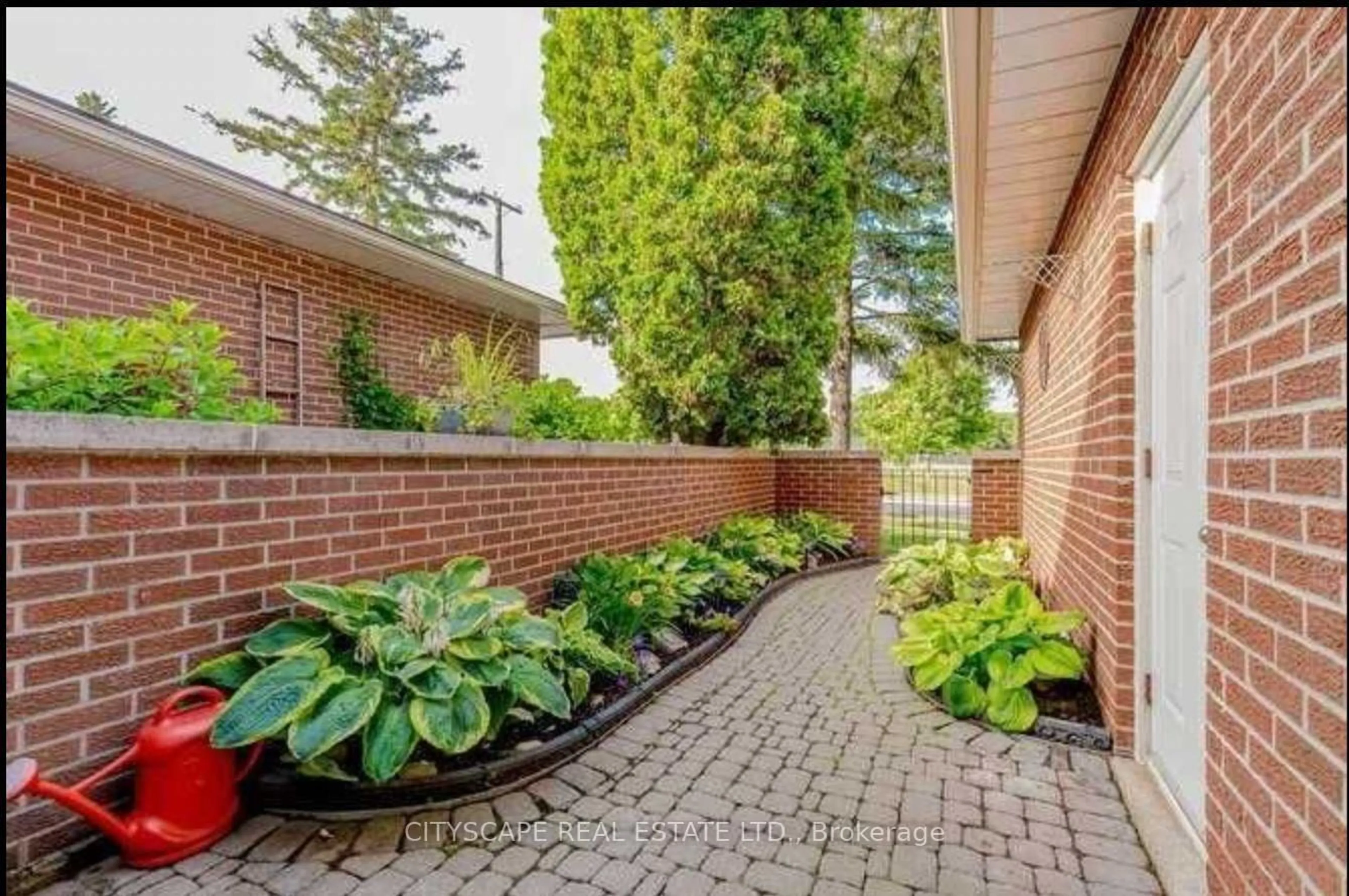 Home with brick exterior material, street for 152 Kenwood Ave, Burlington Ontario L7L 4L7
