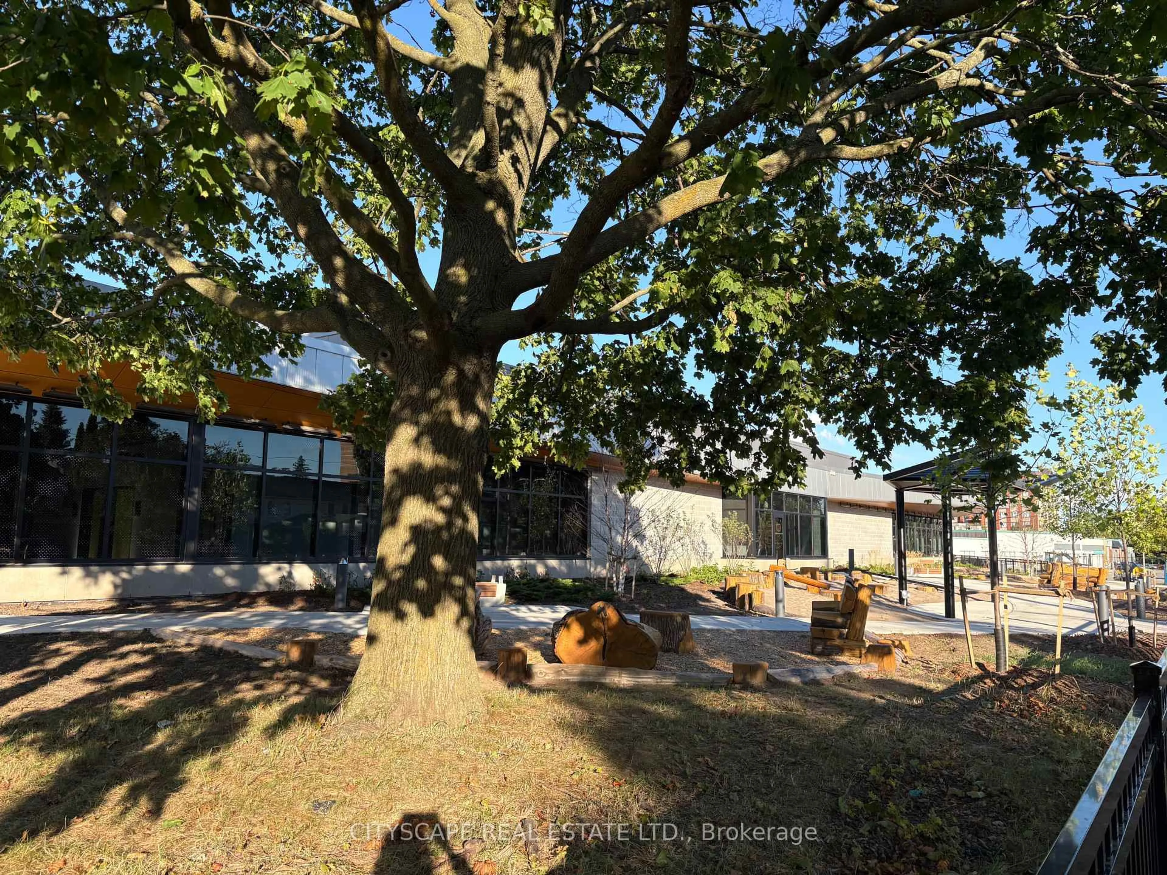 A pic from outside/outdoor area/front of a property/back of a property/a pic from drone, unknown for 152 Kenwood Ave, Burlington Ontario L7L 4L7