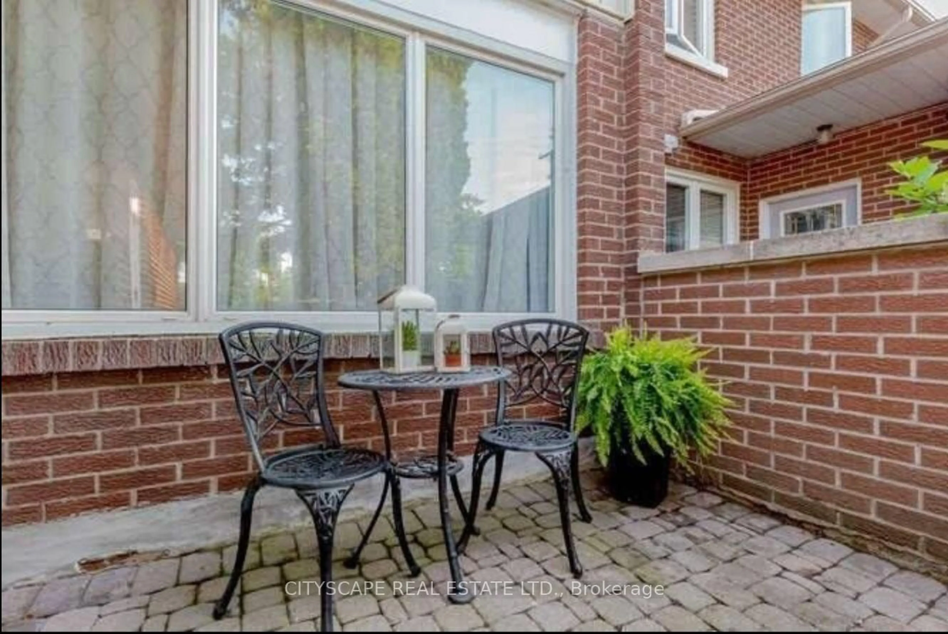 Patio, street for 152 Kenwood Ave, Burlington Ontario L7L 4L7