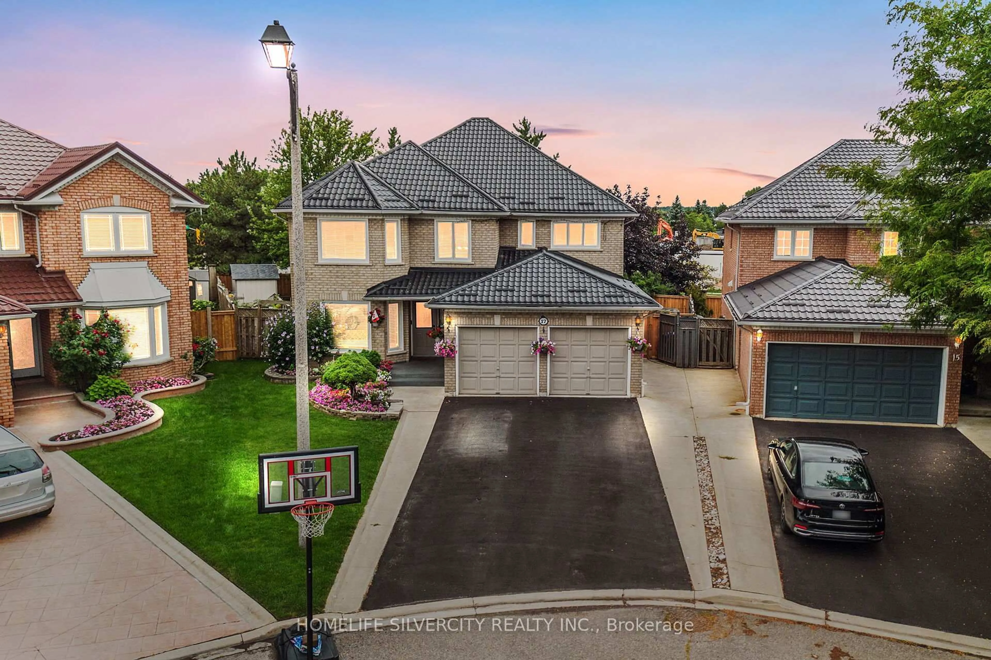 A pic from outside/outdoor area/front of a property/back of a property/a pic from drone, street for 17 Siesta Crt, Brampton Ontario L6R 1P2