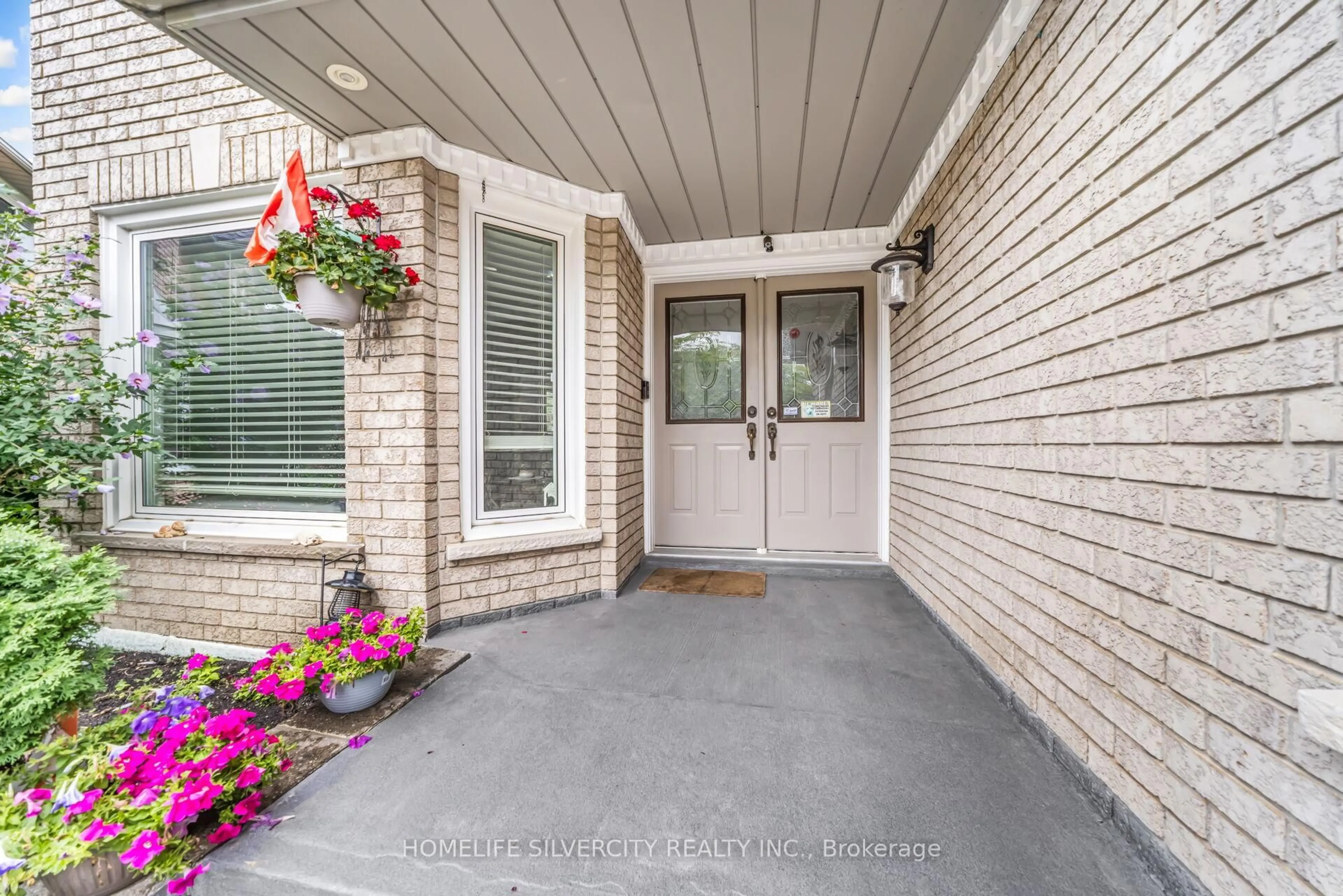 Indoor entryway for 17 Siesta Crt, Brampton Ontario L6R 1P2
