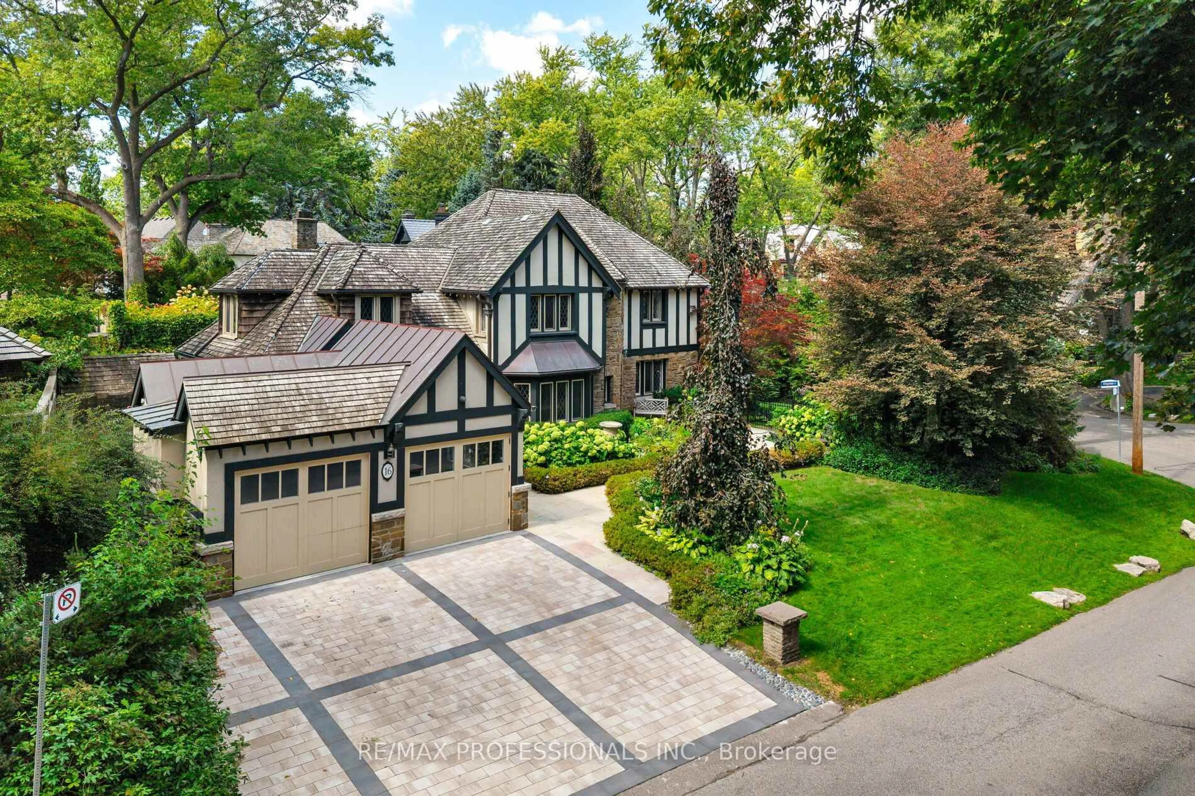 A pic from outside/outdoor area/front of a property/back of a property/a pic from drone, street for 16 Kingsway Cres, Toronto Ontario M8X 2P9