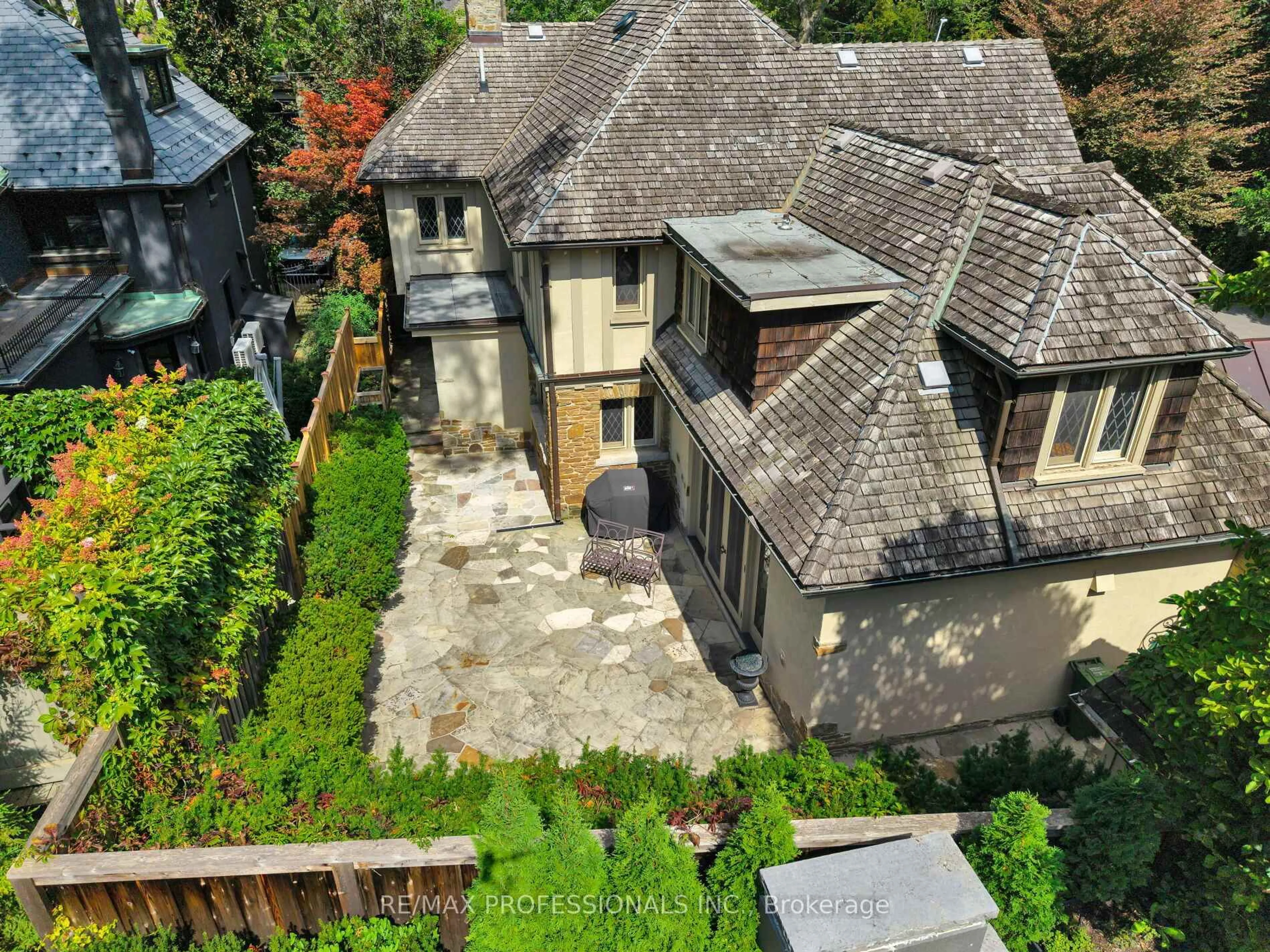 A pic from outside/outdoor area/front of a property/back of a property/a pic from drone, street for 16 Kingsway Cres, Toronto Ontario M8X 2P9