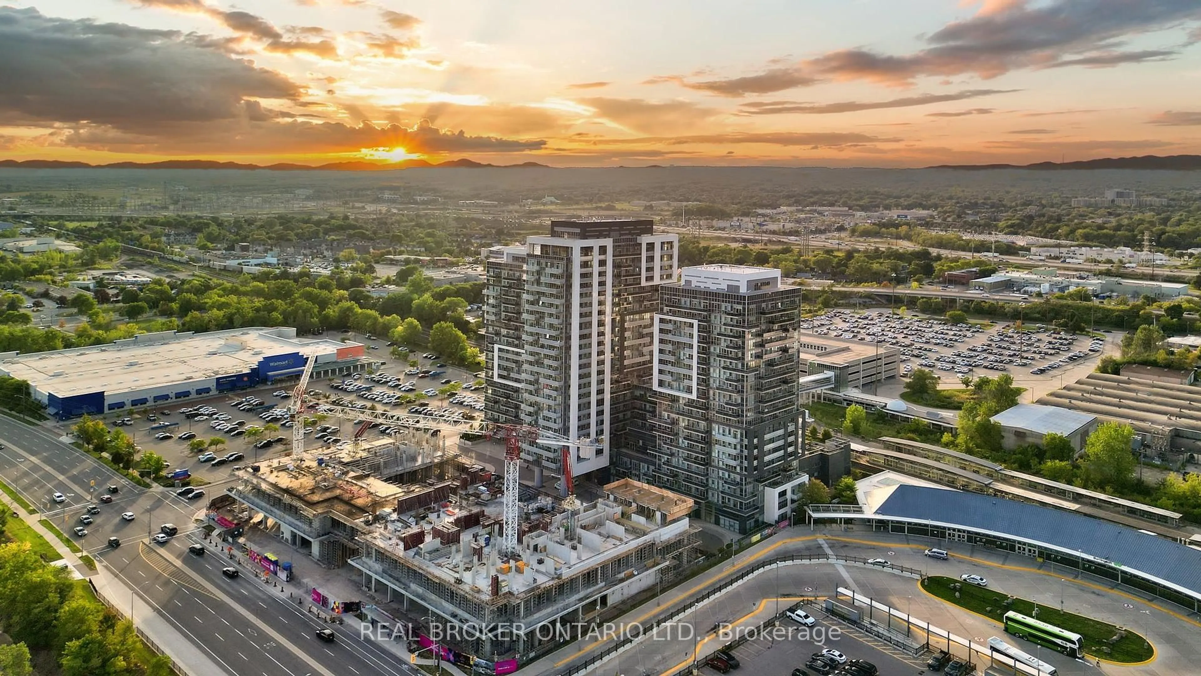 A pic from outside/outdoor area/front of a property/back of a property/a pic from drone, city buildings view from balcony for 2087 FAIRVIEW St #606, Burlington Ontario L7R 0E5