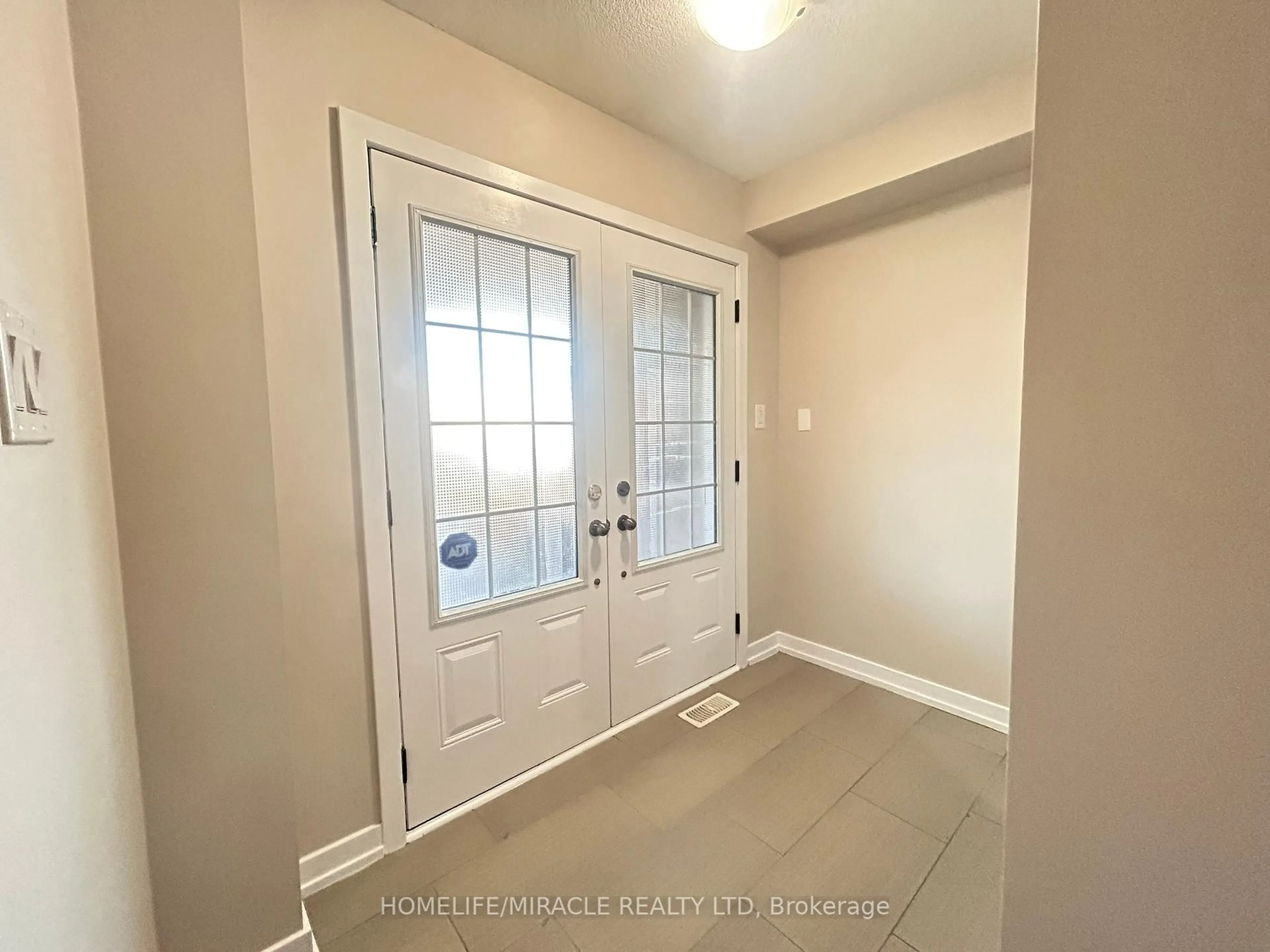 Indoor entryway for 4 Hoover Rd, Brampton Ontario L7A 4L2