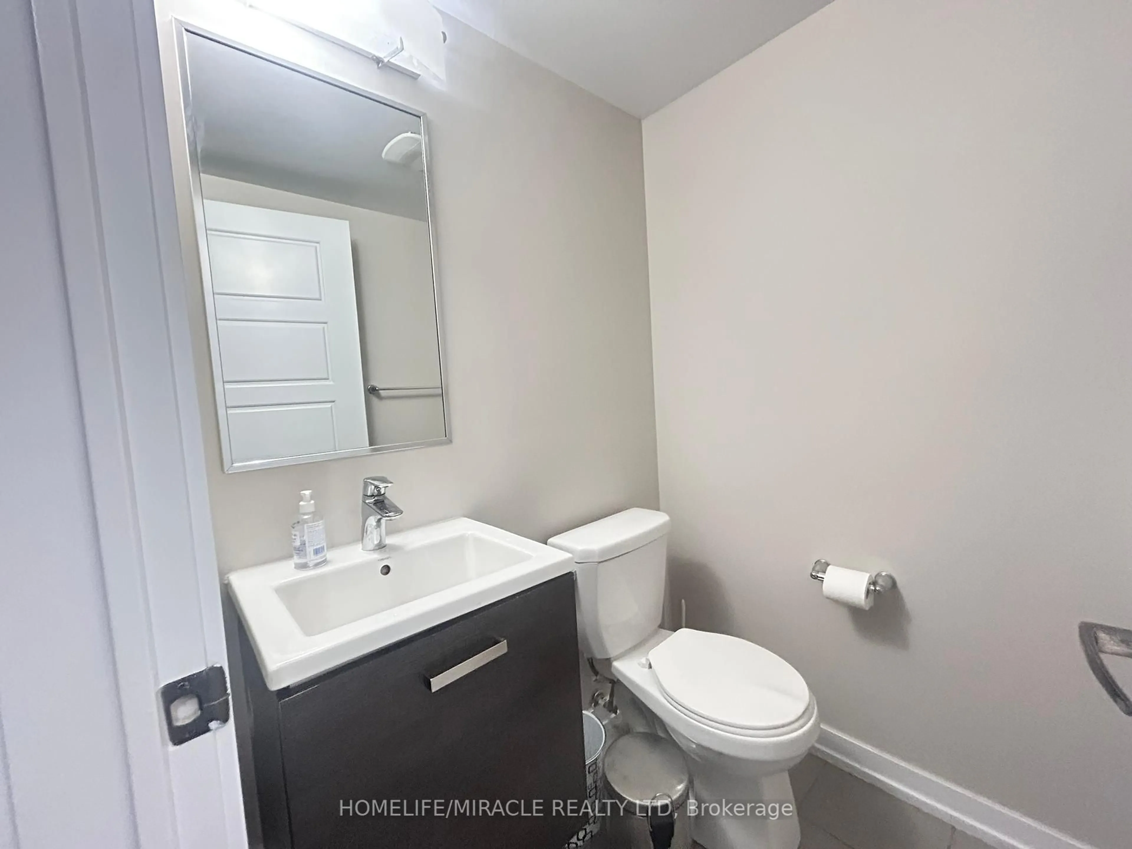 Standard bathroom, floor is not visible for 4 Hoover Rd, Brampton Ontario L7A 4L2