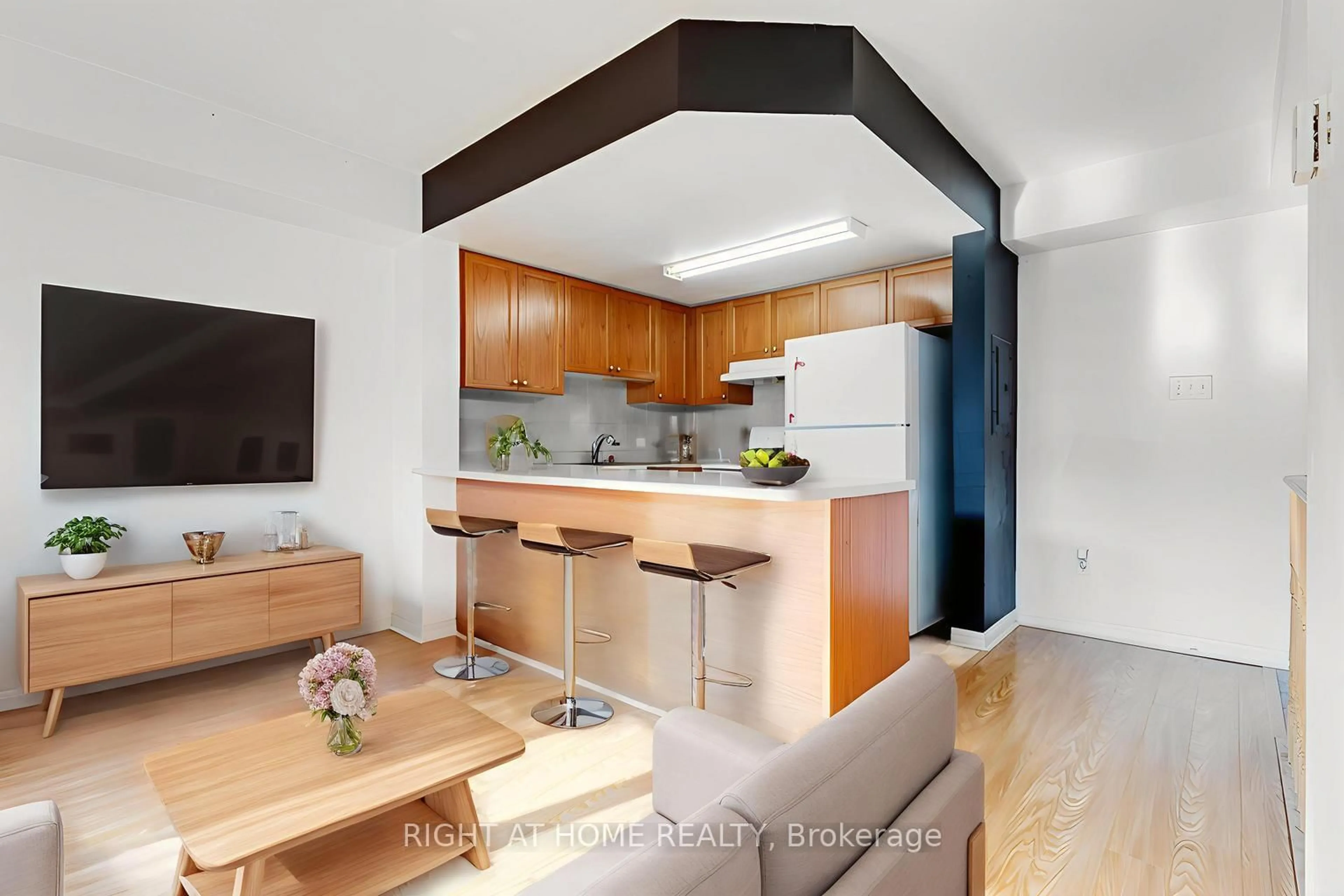 Open concept kitchen, wood/laminate floor for 65 George Appleton Way #2083, Toronto Ontario M3M 0A2