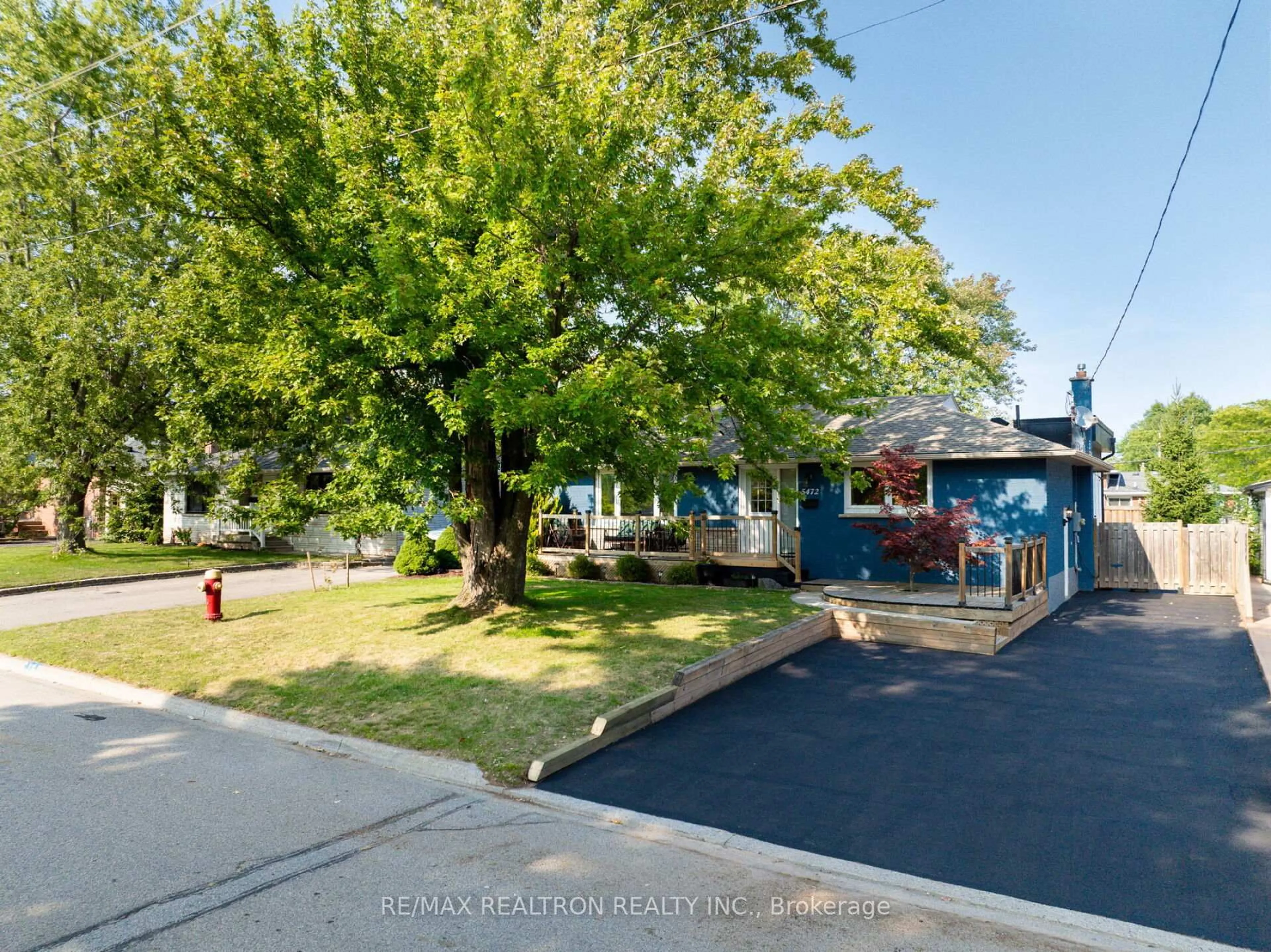 A pic from outside/outdoor area/front of a property/back of a property/a pic from drone, street for 5472 Randolph Cres, Burlington Ontario L7L 3C5