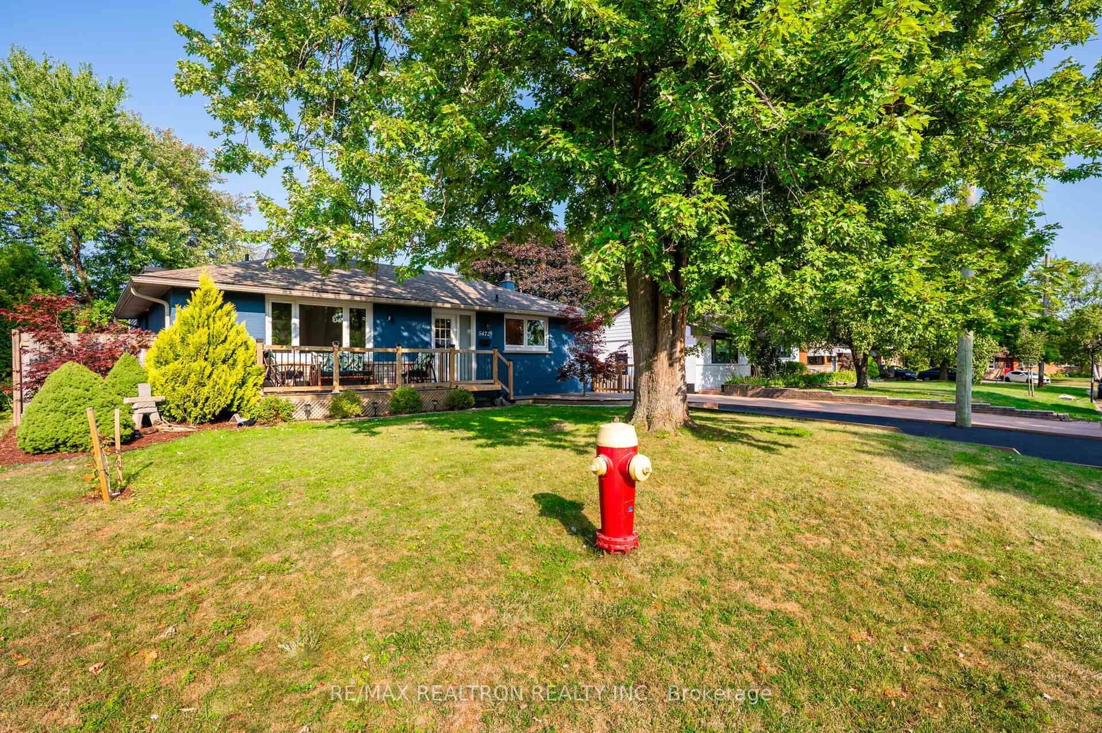 A pic from outside/outdoor area/front of a property/back of a property/a pic from drone, street for 5472 Randolph Cres, Burlington Ontario L7L 3C5