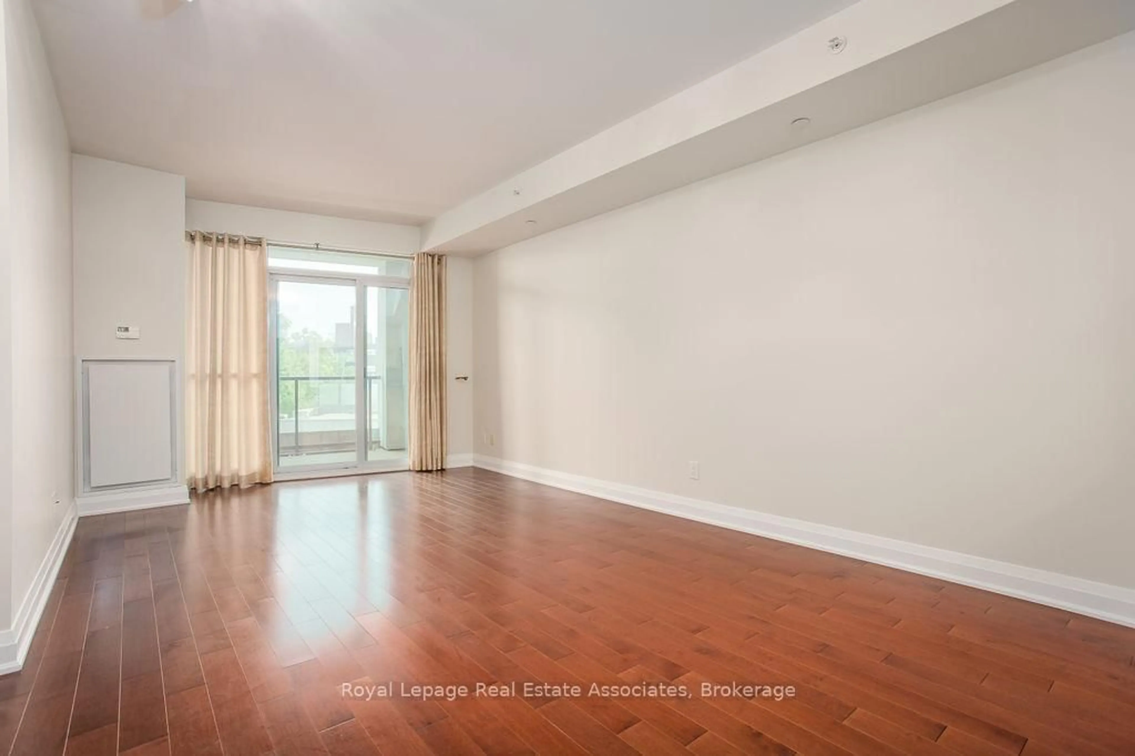 A pic of a room for 11 Bronte Rd #426, Oakville Ontario L6L 0E1