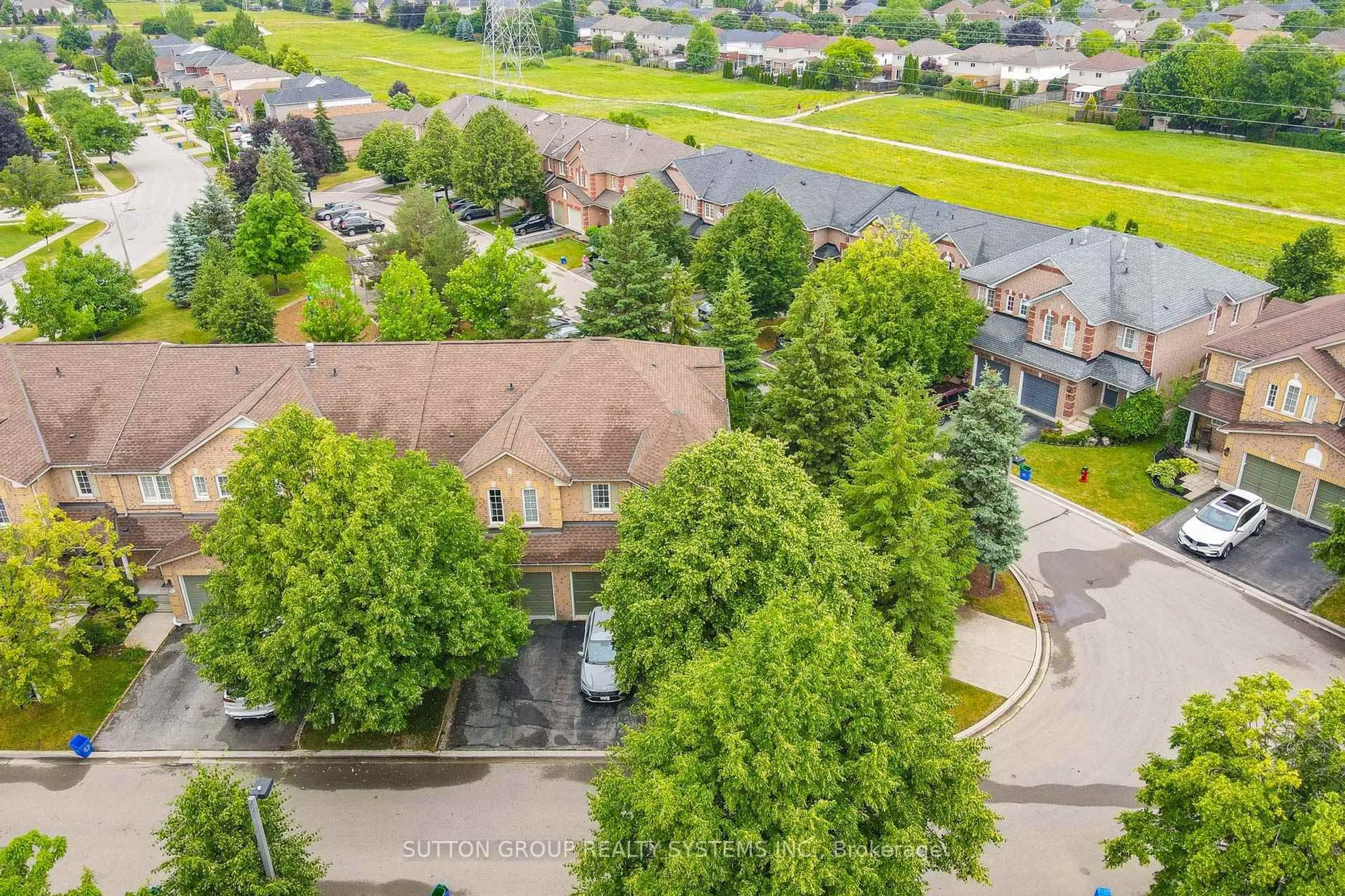 A pic from outside/outdoor area/front of a property/back of a property/a pic from drone, street for 2871 Darien Rd #35, Burlington Ontario L7M 4R6
