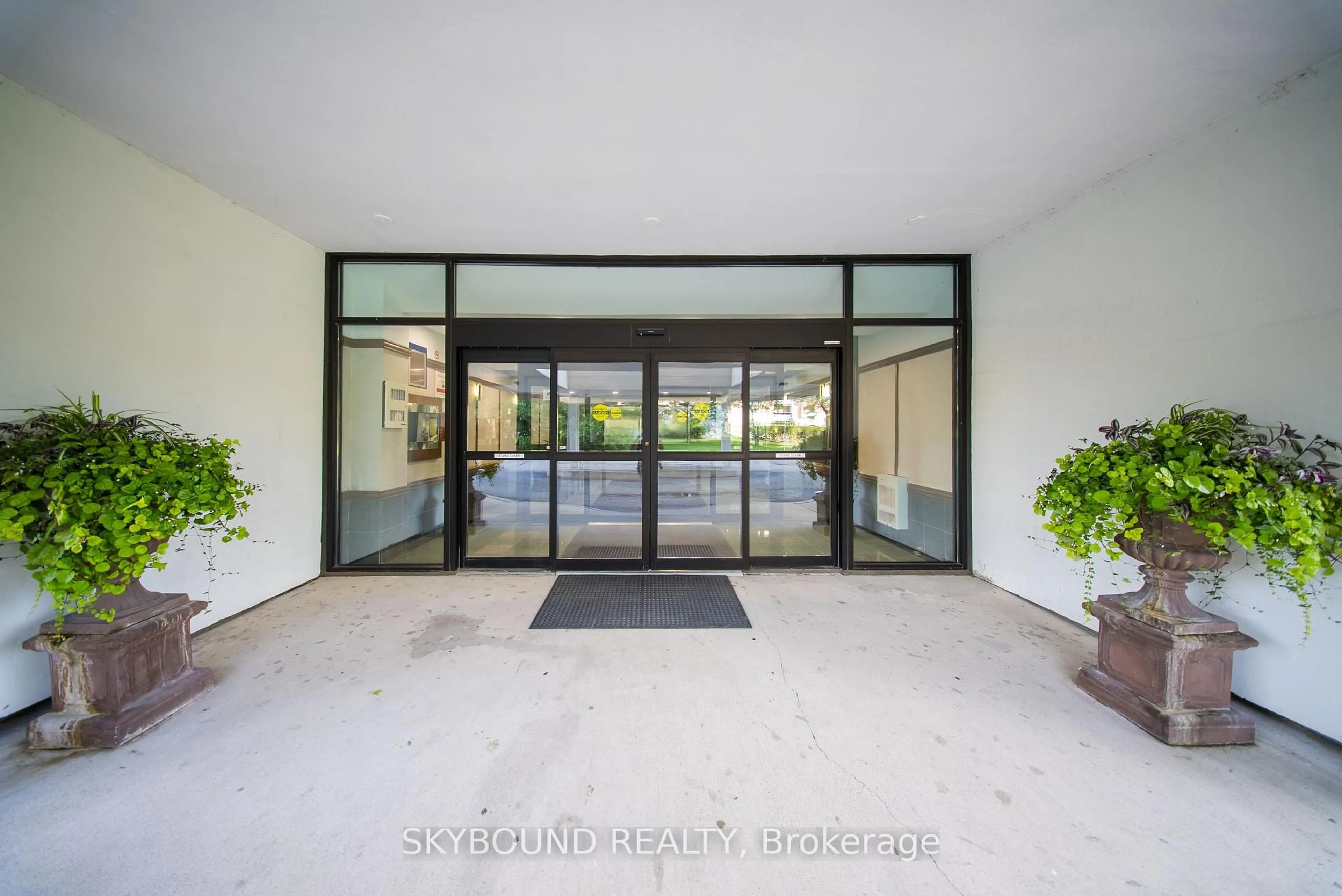 Indoor foyer for 355 Rathburn Rd #1204, Mississauga Ontario L4Z 1H4