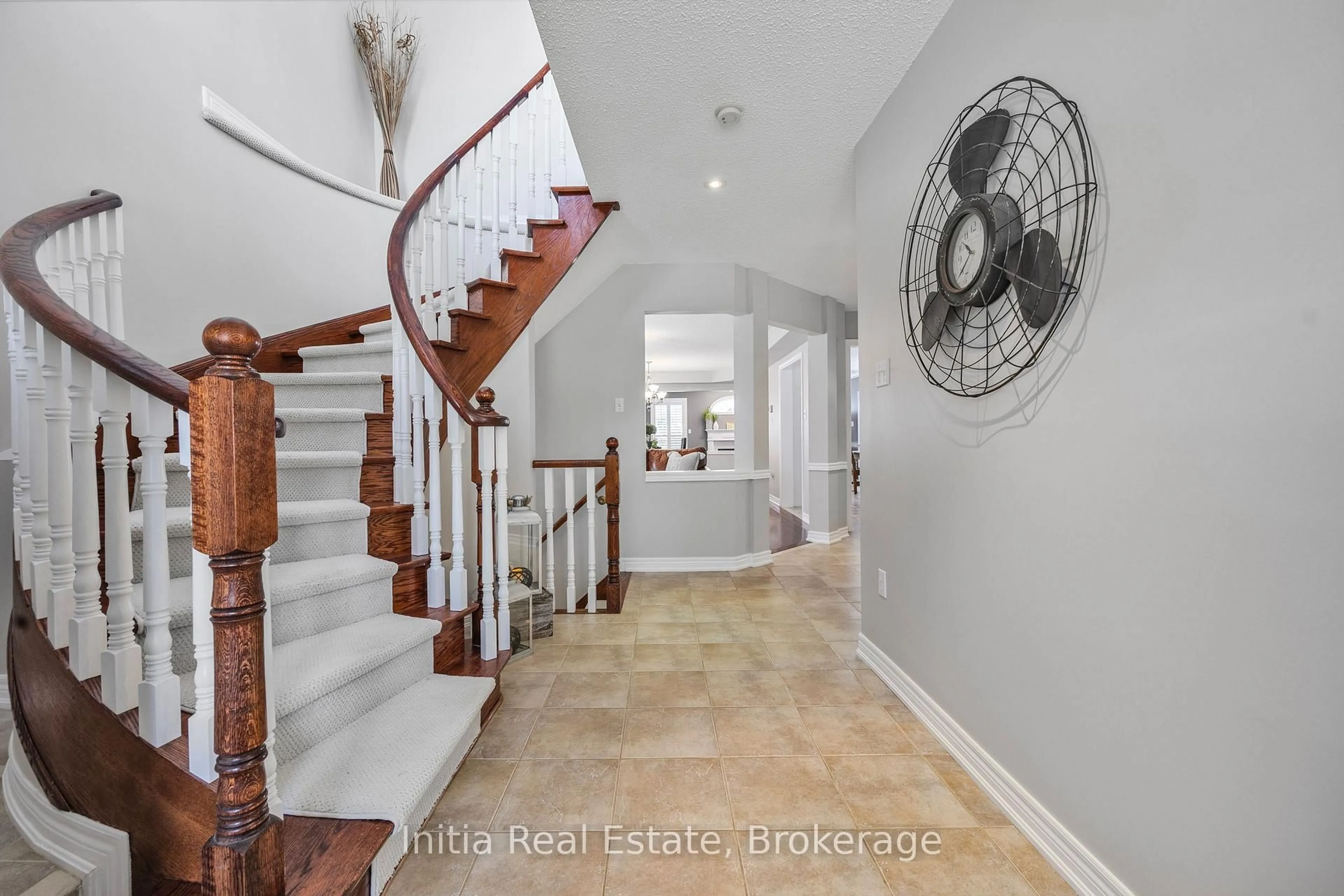 Indoor entryway for 158 Acton Blvd, Halton Hills Ontario L7J 2S6