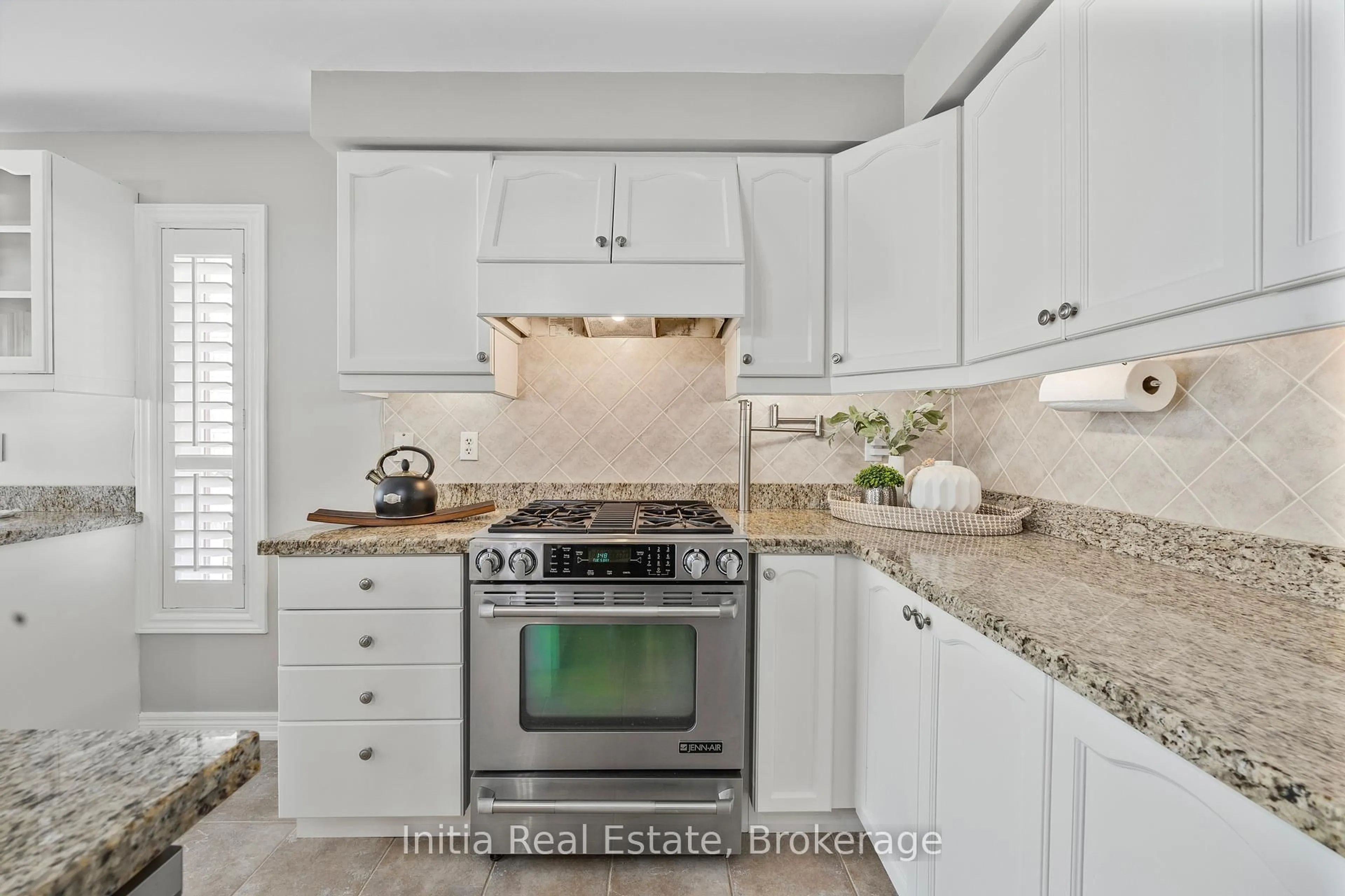 Open concept kitchen, ceramic/tile floor for 158 Acton Blvd, Halton Hills Ontario L7J 2S6