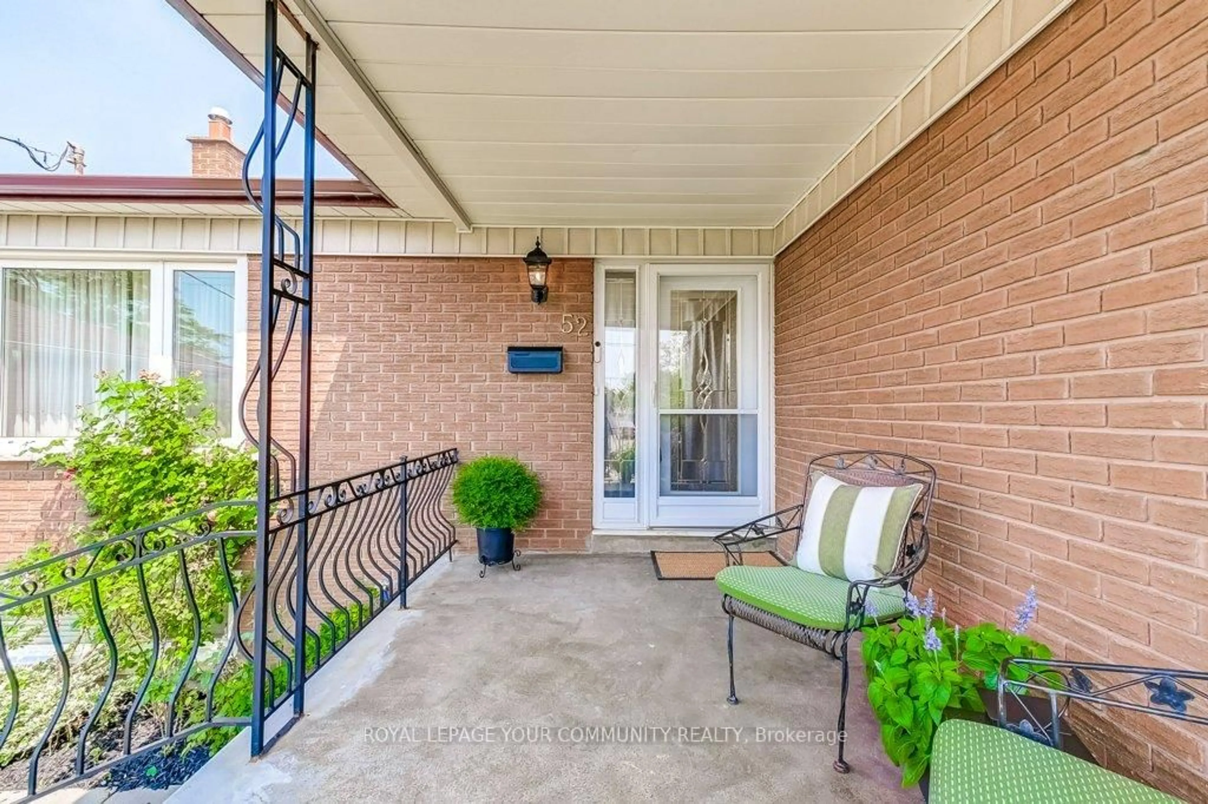 Indoor entryway for 52 Whitburn Cres, Toronto Ontario M3M 2S4