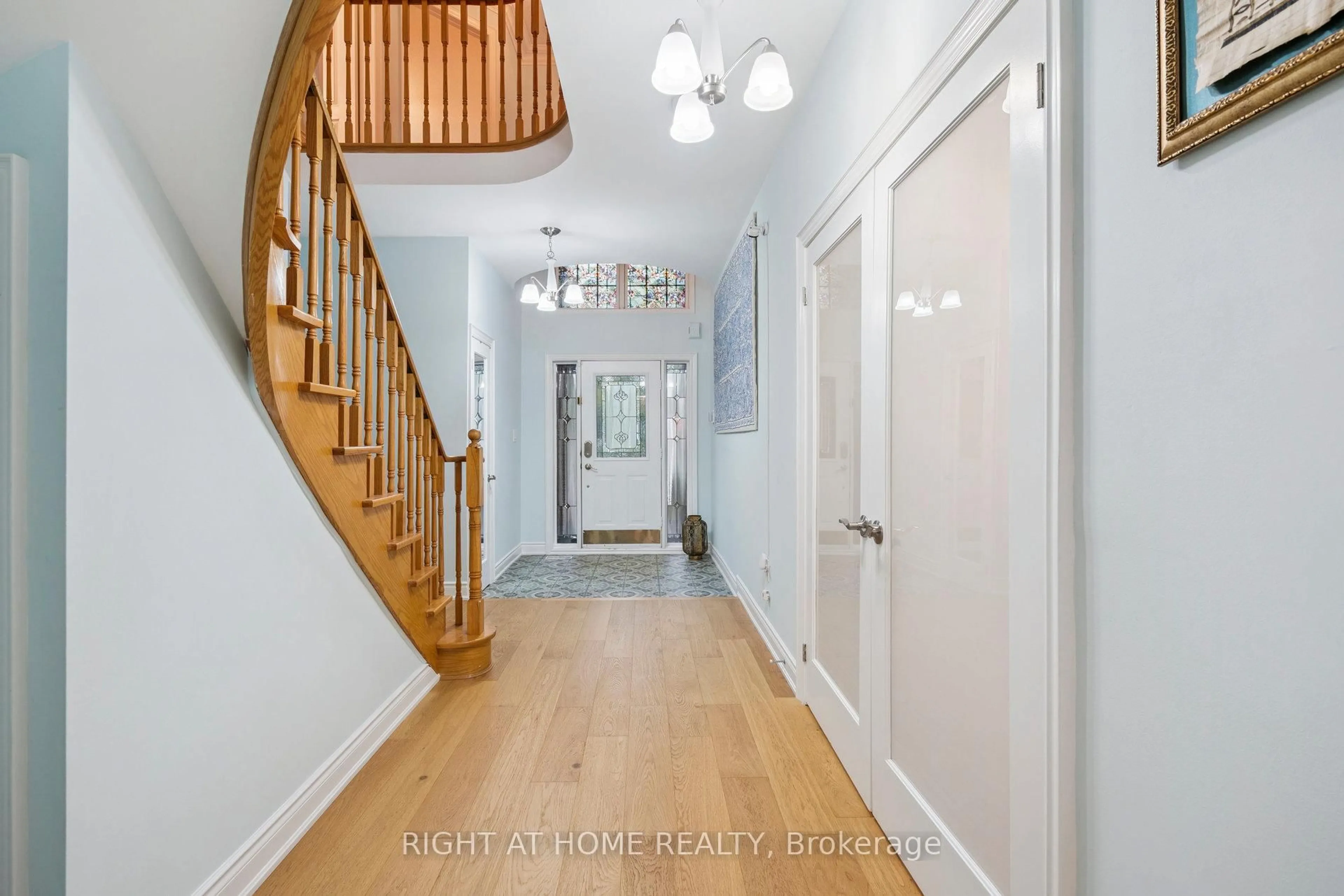 Indoor entryway for 2322 Woodridge Way, Oakville Ontario L6H 6S3