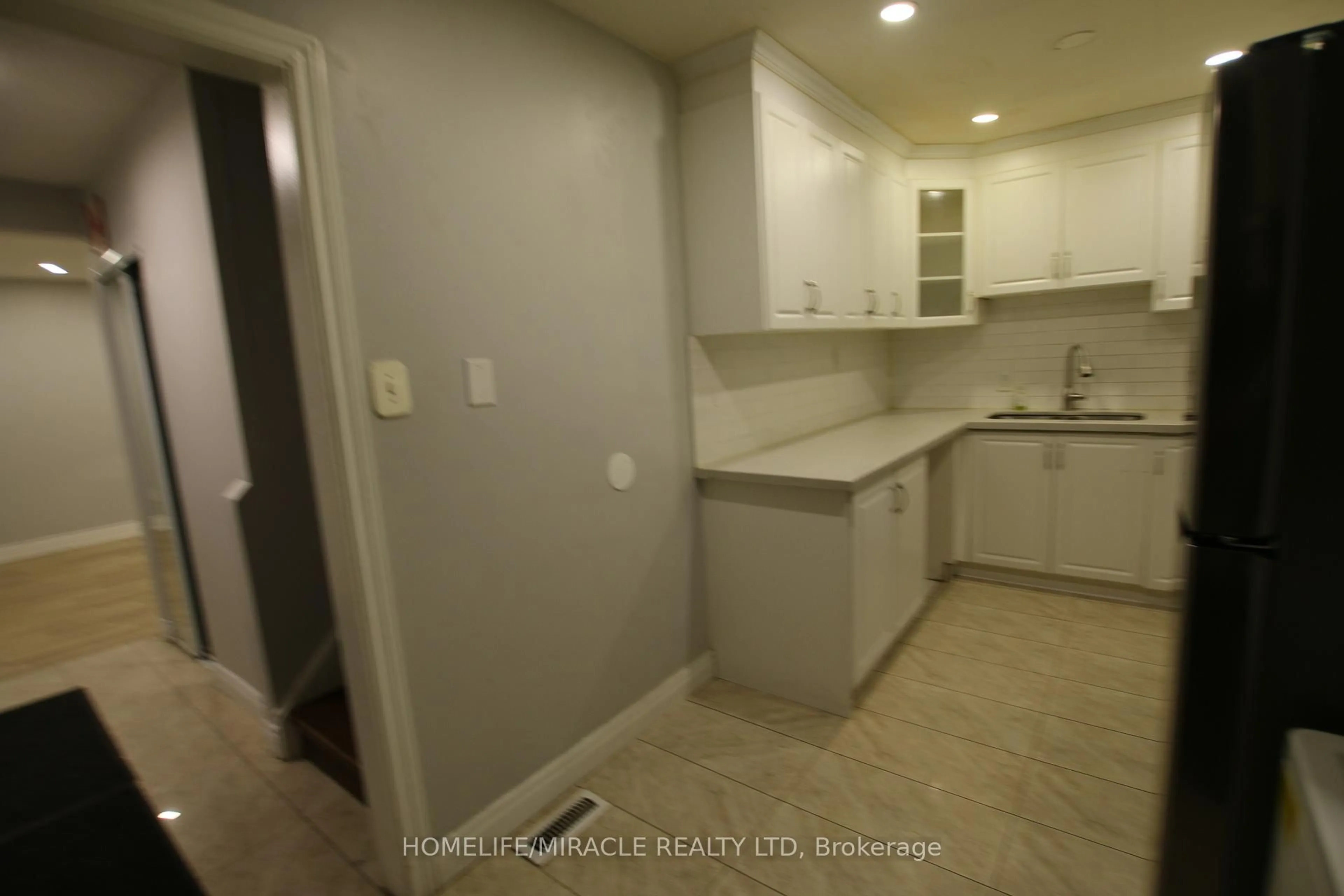 Standard kitchen, unknown for 3 GATSBY Sq, Brampton Ontario L6S 2H4