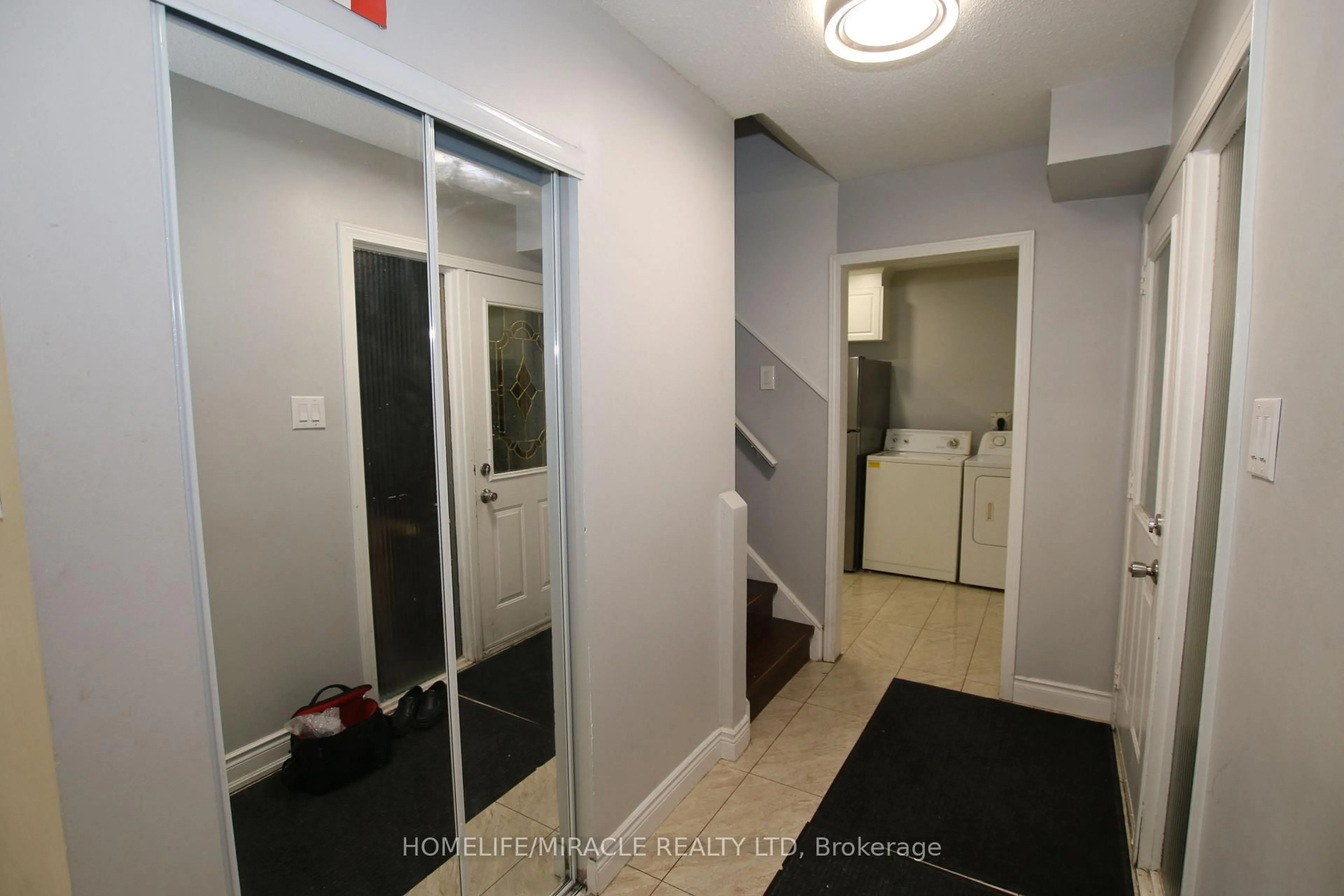 Indoor foyer for 3 GATSBY Sq, Brampton Ontario L6S 2H4