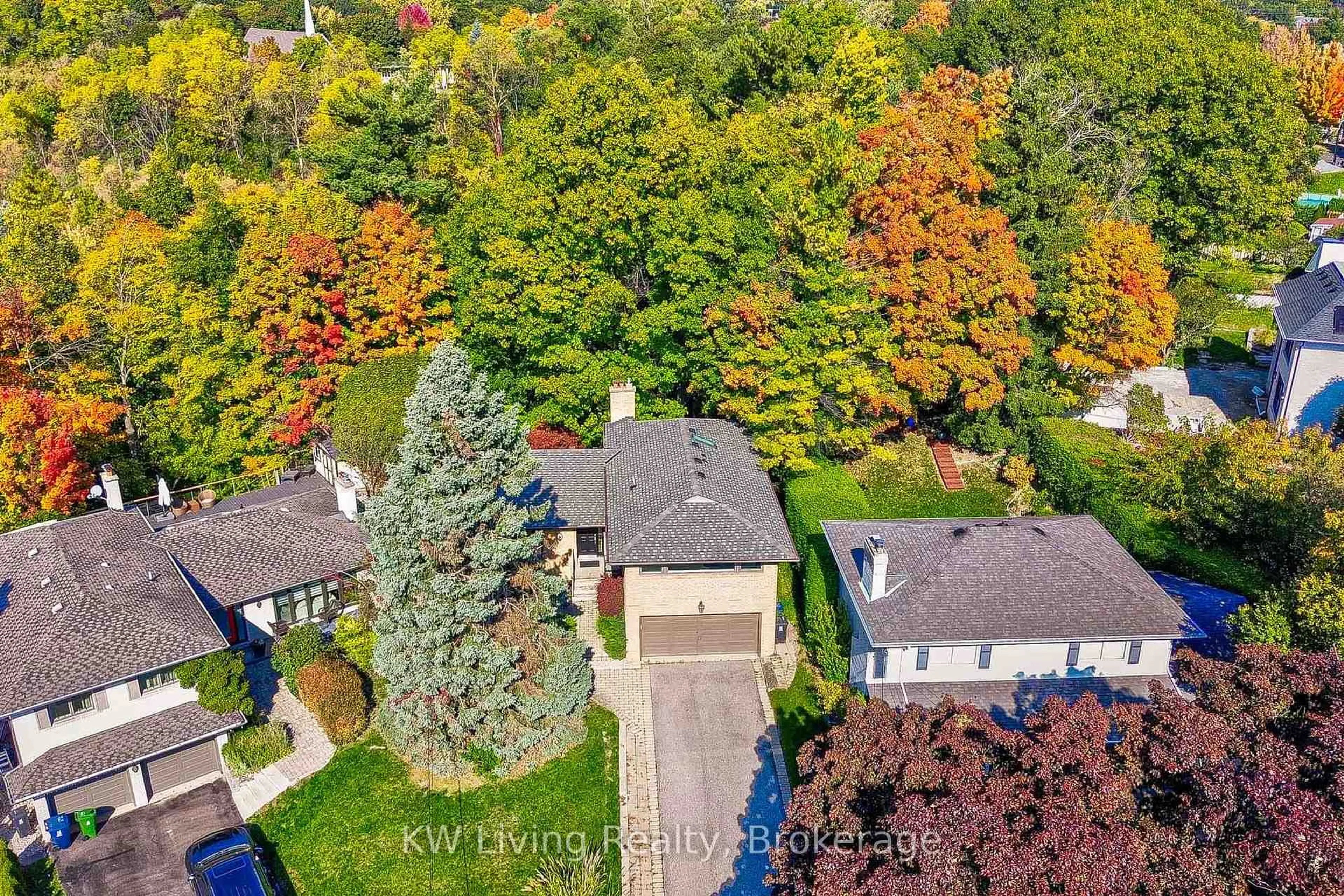 A pic from outside/outdoor area/front of a property/back of a property/a pic from drone, street for 6 Hillavon Dr, Toronto Ontario M9B 2P5