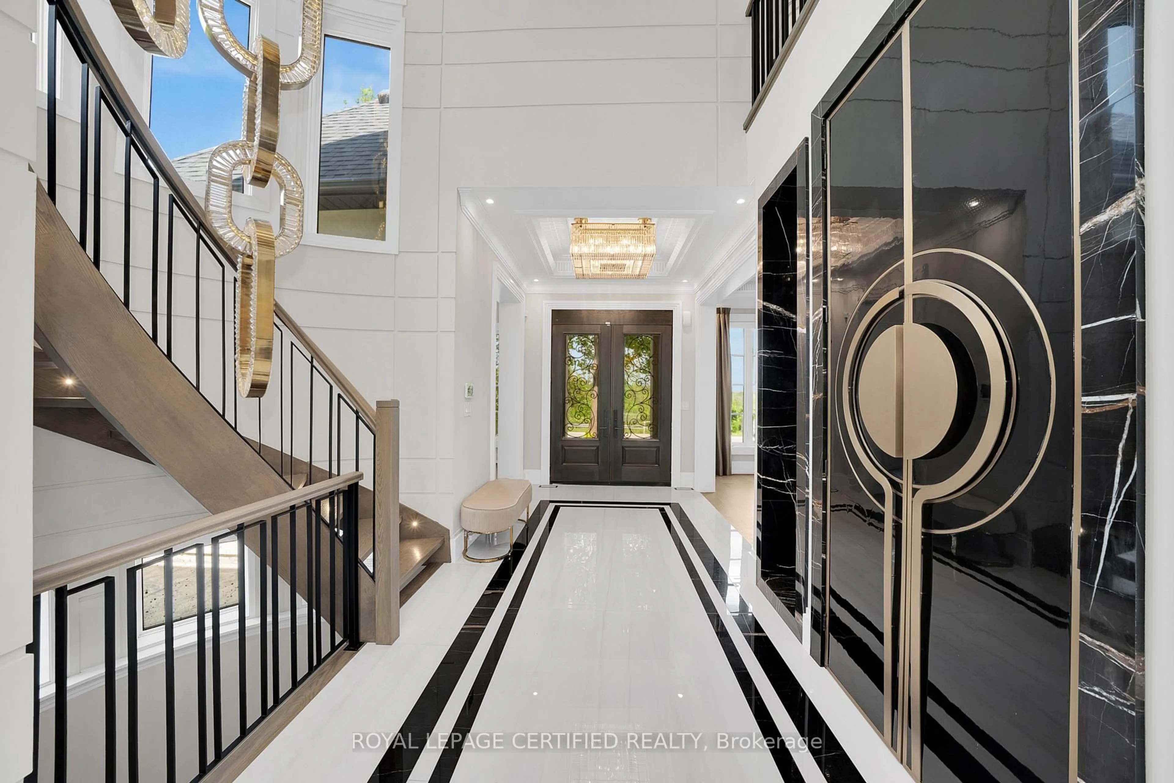 Indoor foyer for 3232 GUELPH Line, Burlington Ontario L7P 0R3