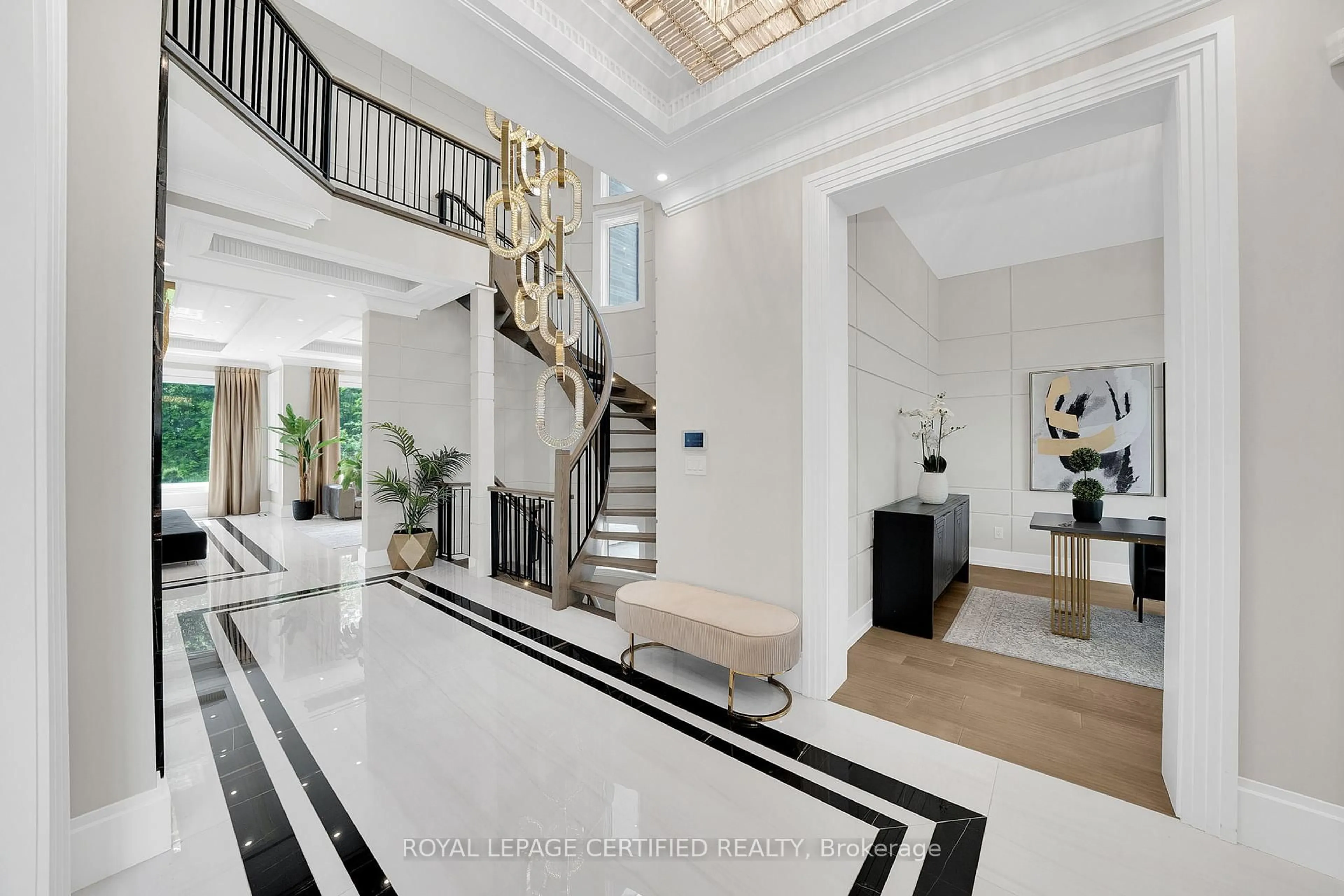 Indoor foyer for 3232 GUELPH Line, Burlington Ontario L7P 0R3