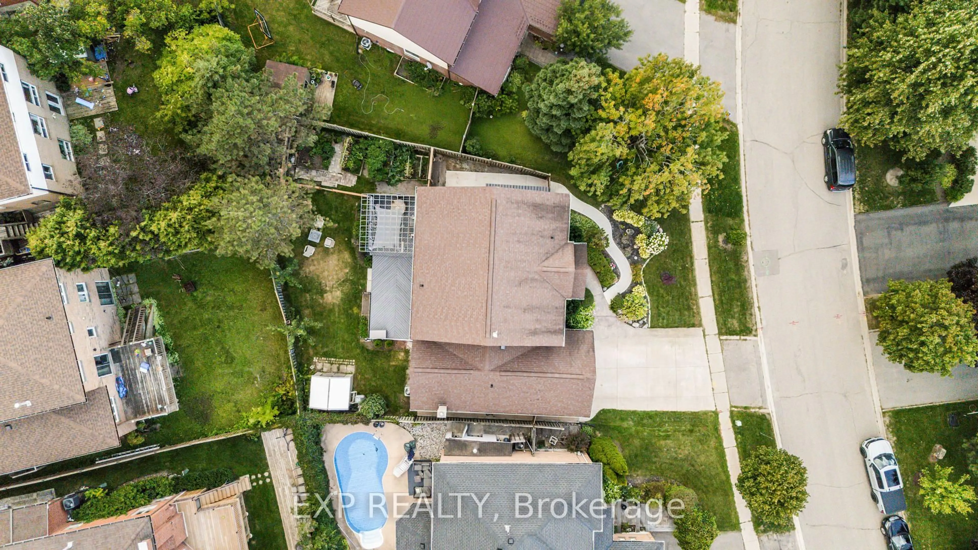 A pic from outside/outdoor area/front of a property/back of a property/a pic from drone, street for 218 Kensington Pl, Orangeville Ontario L9W 4G7