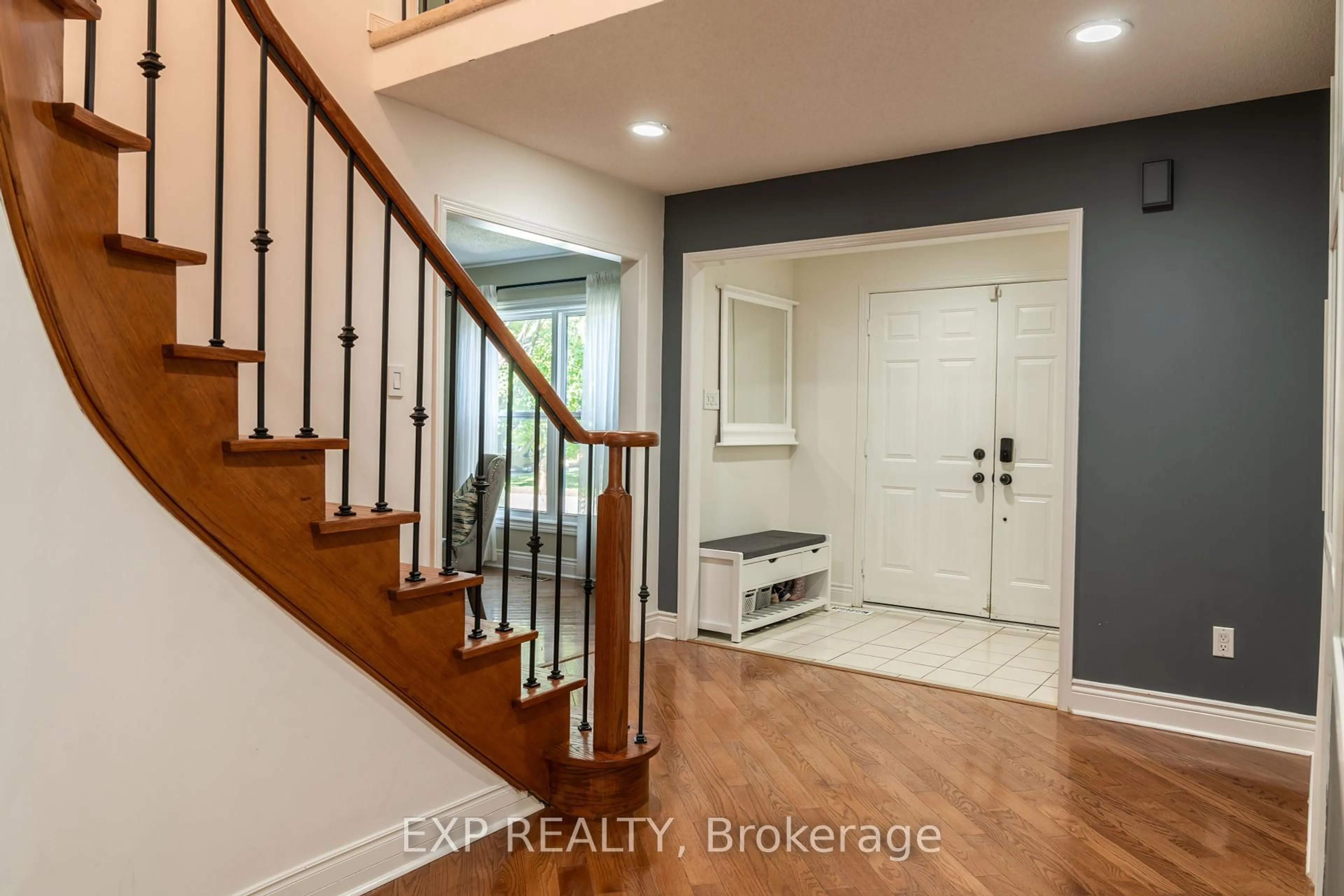 Indoor entryway for 218 Kensington Pl, Orangeville Ontario L9W 4G7