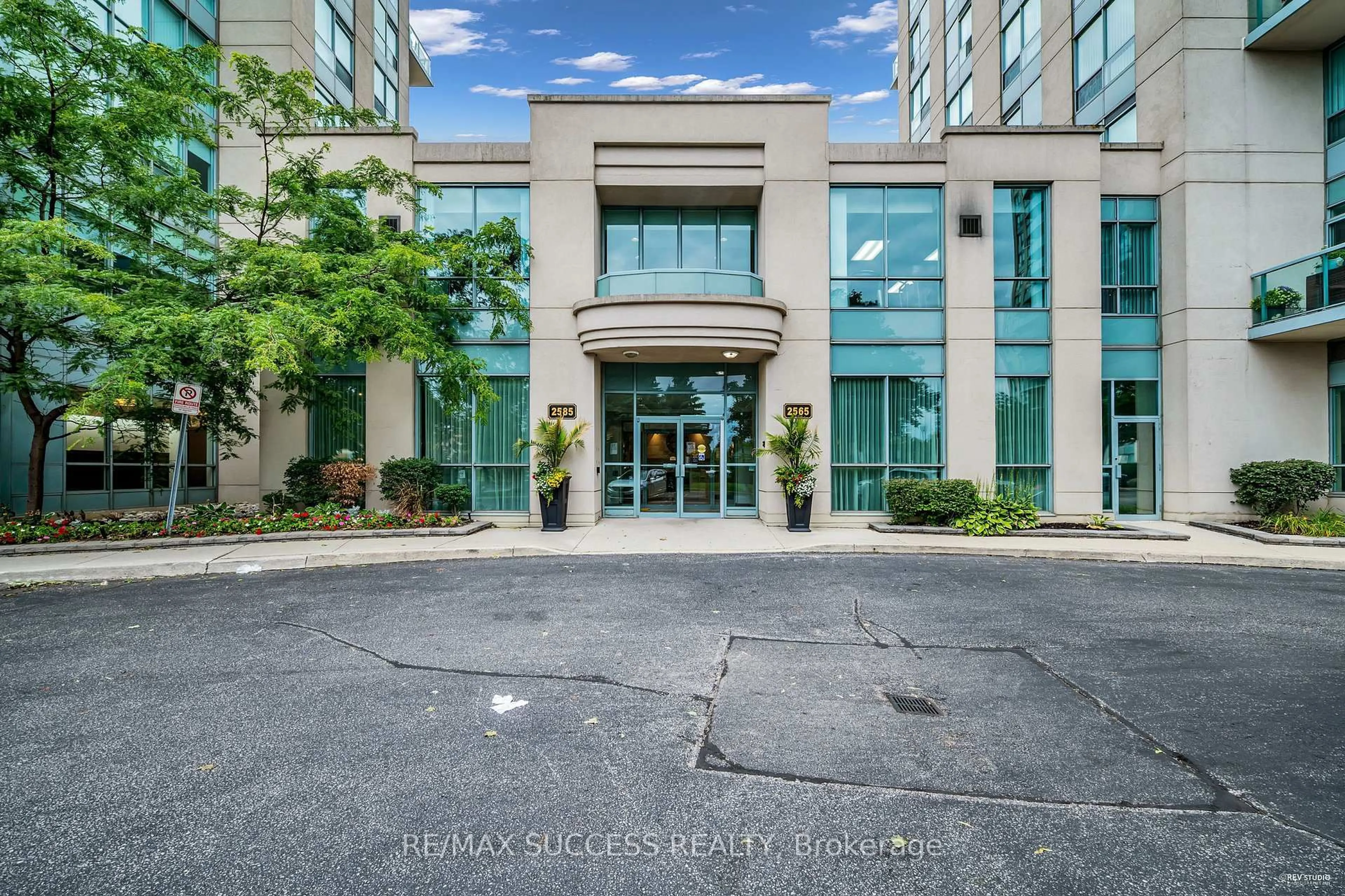 Indoor foyer for 2565 Erin Centre Blvd #806, Mississauga Ontario L5M 6Z8