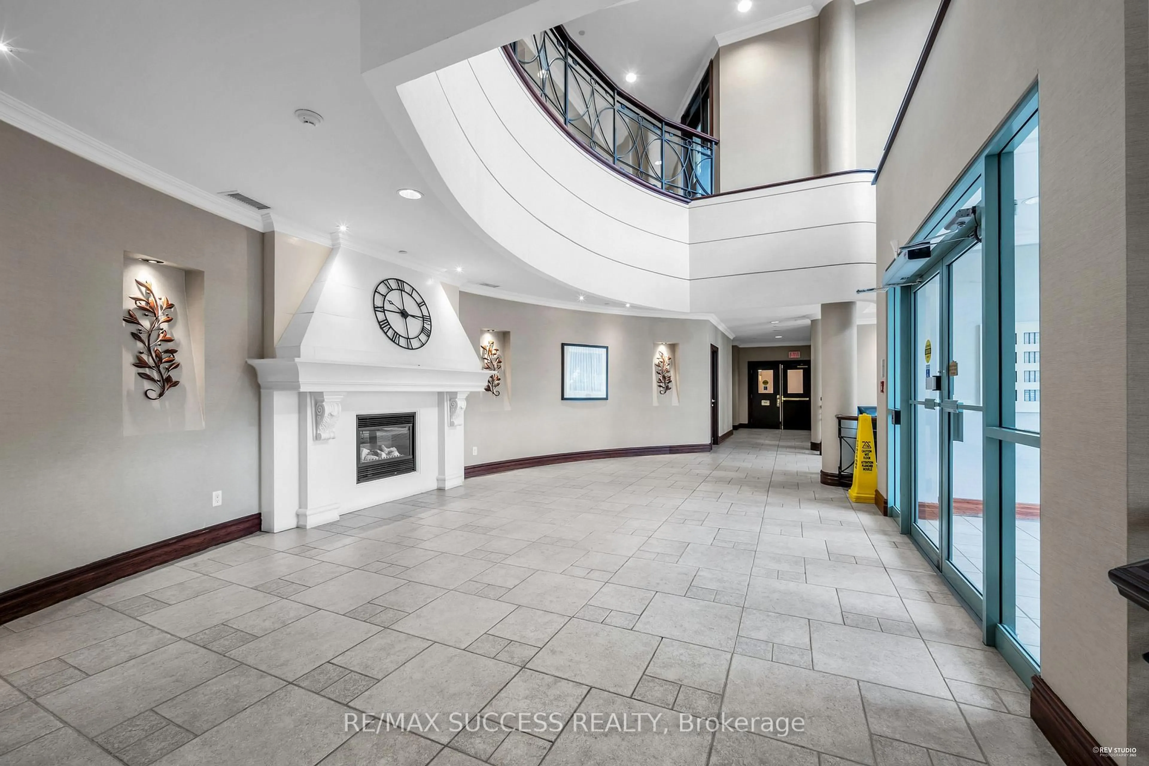 Indoor foyer for 2565 Erin Centre Blvd #806, Mississauga Ontario L5M 6Z8