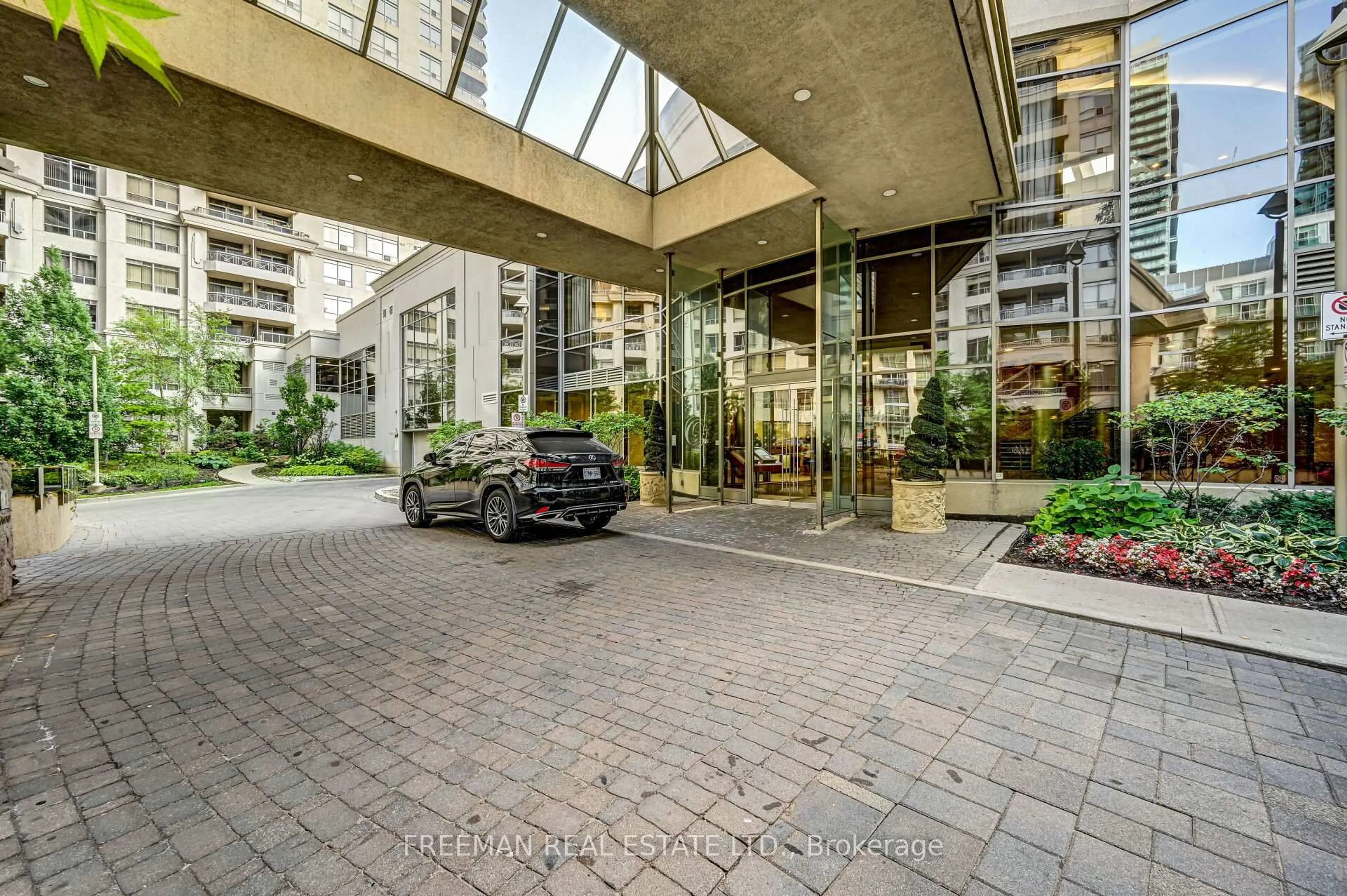 Indoor foyer for 3888 Duke Of York Blvd #2331, Mississauga Ontario L5B 4P5