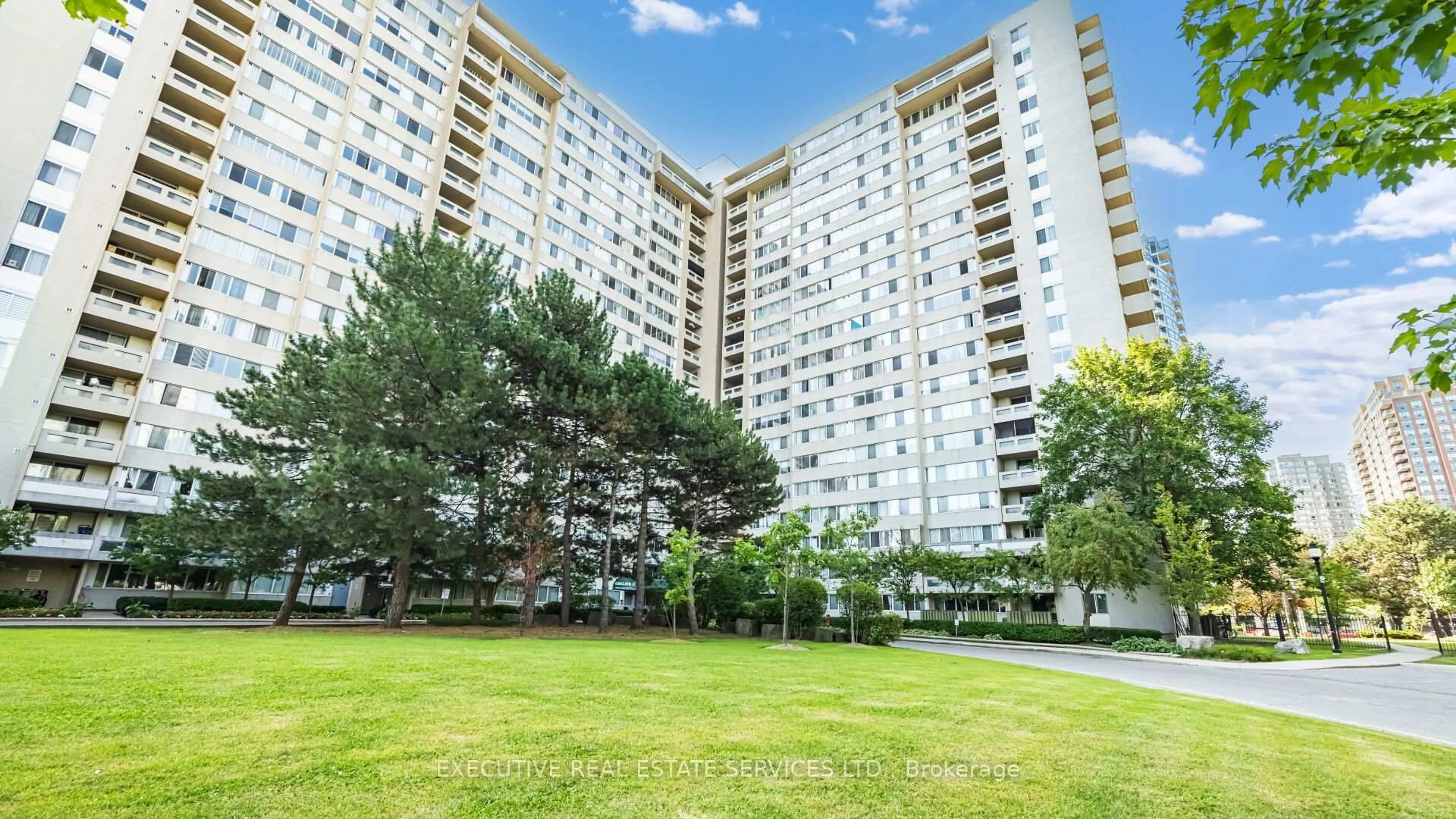 Patio, unknown for 3590 KANEFF Cres #2002, Mississauga Ontario L5A 3X3