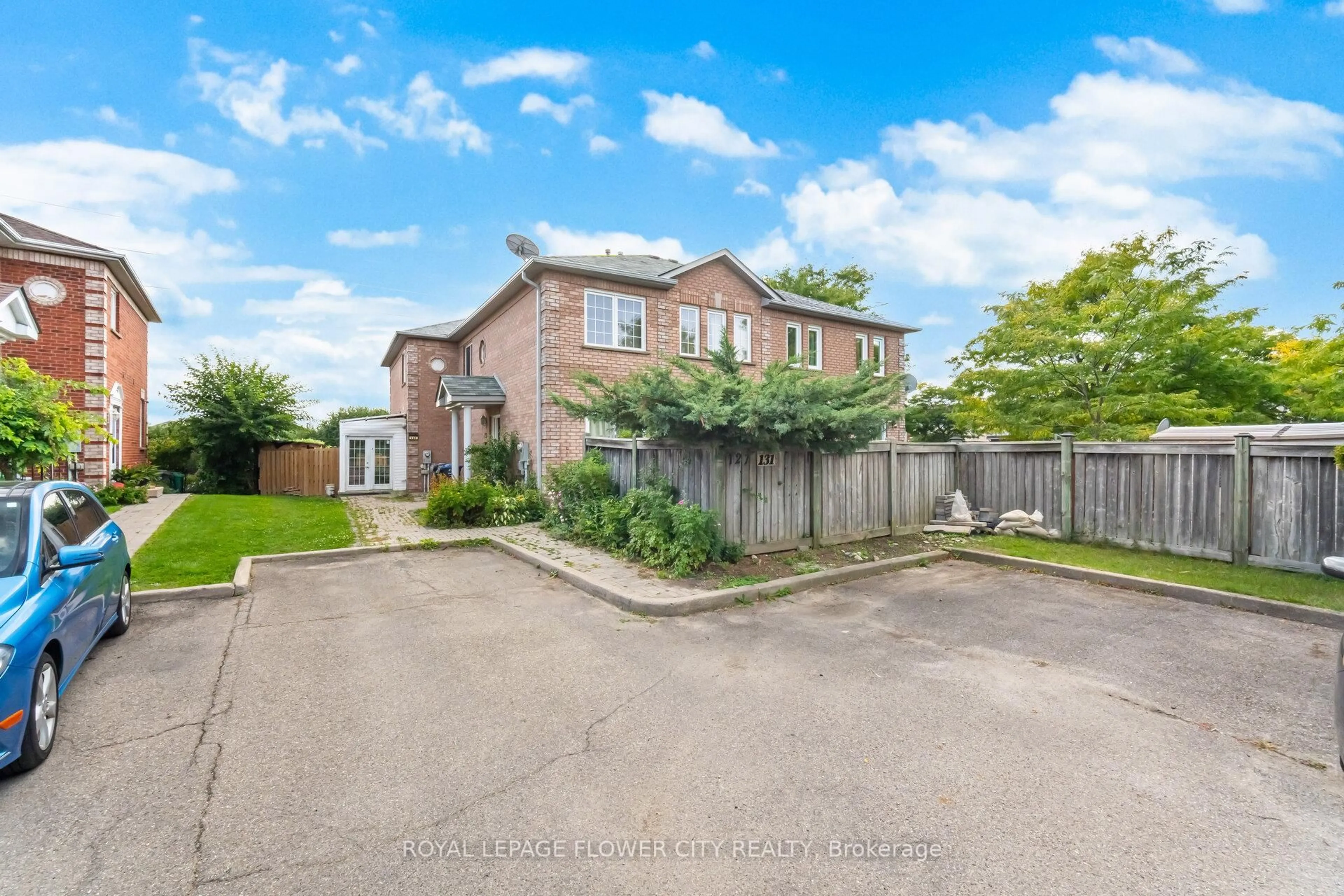 A pic from outside/outdoor area/front of a property/back of a property/a pic from drone, street for 131 Millstone Dr, Brampton Ontario L6Y 4P4