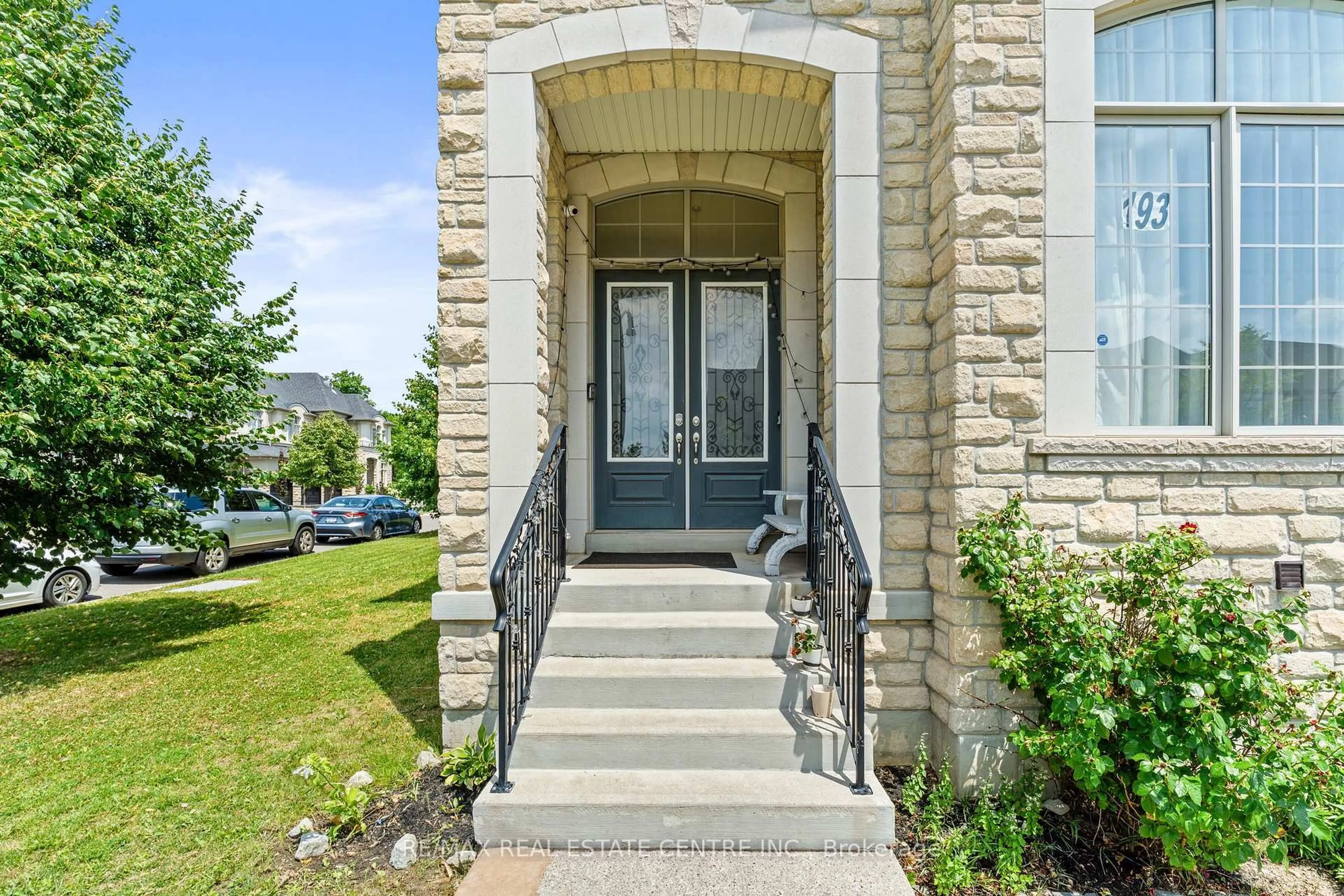 Indoor entryway for 1 Astrantia Way, Brampton Ontario L6X 1P3