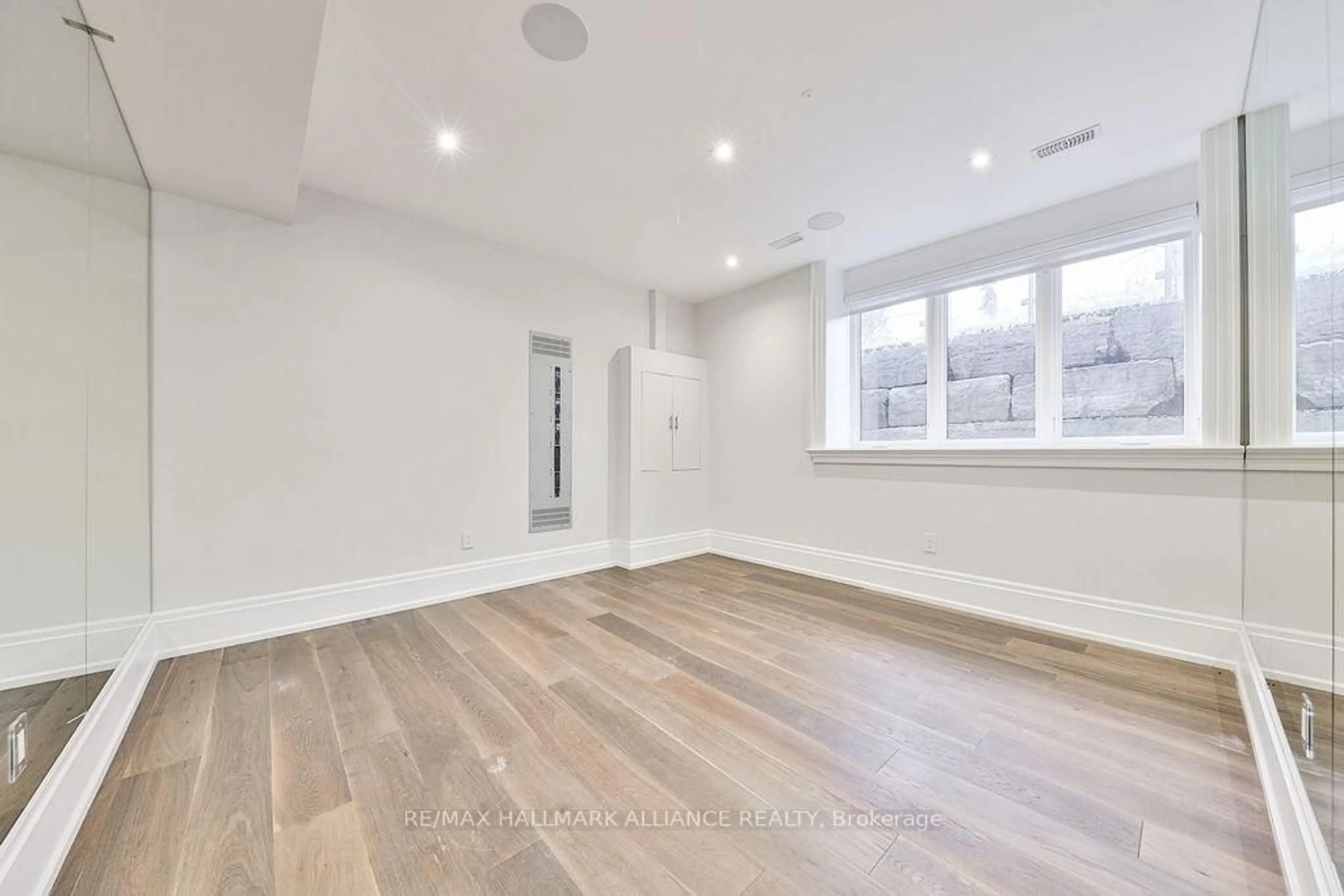 A pic of a room for 482 Morrison Rd, Oakville Ontario L6J 4K5