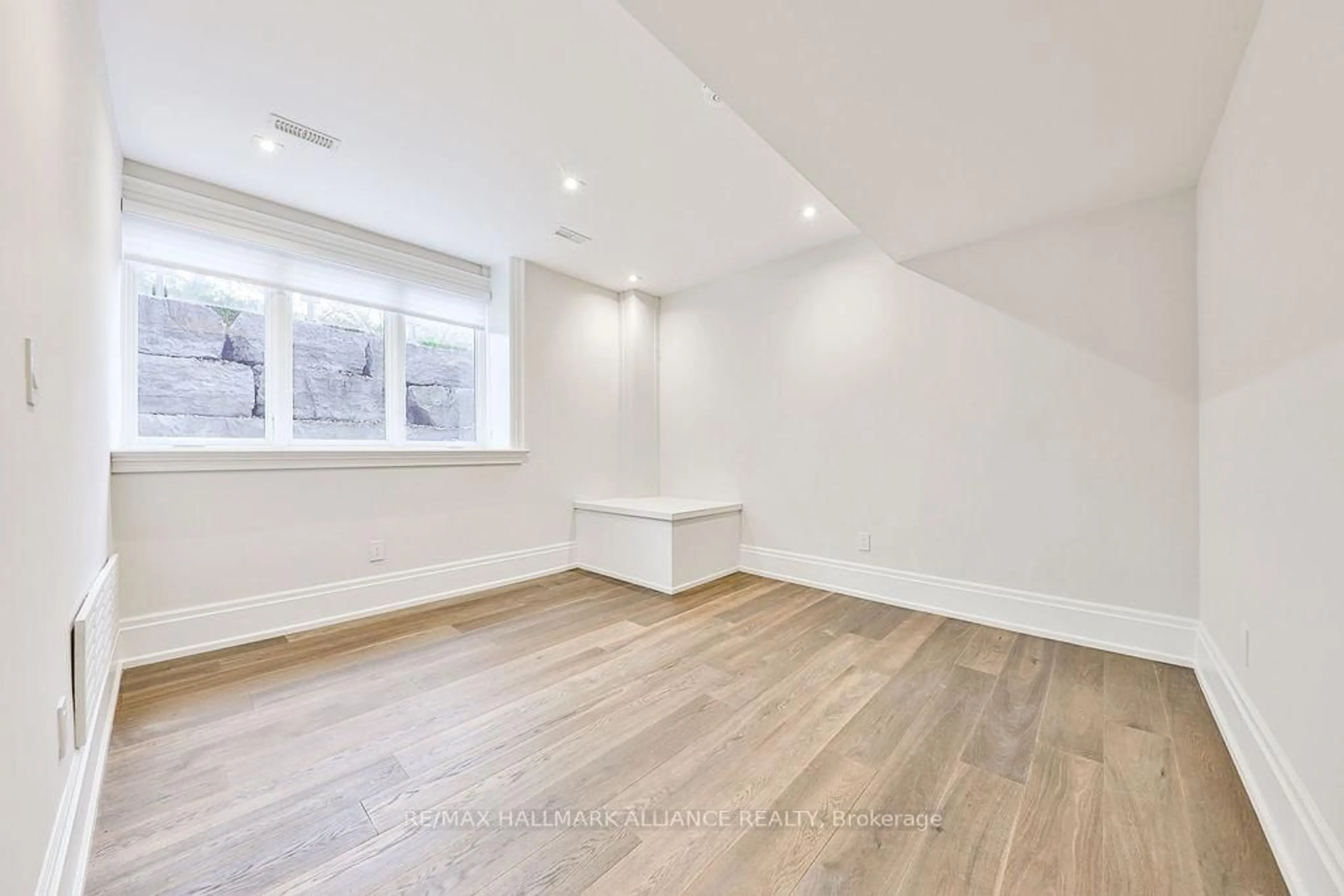 A pic of a room for 482 Morrison Rd, Oakville Ontario L6J 4K5