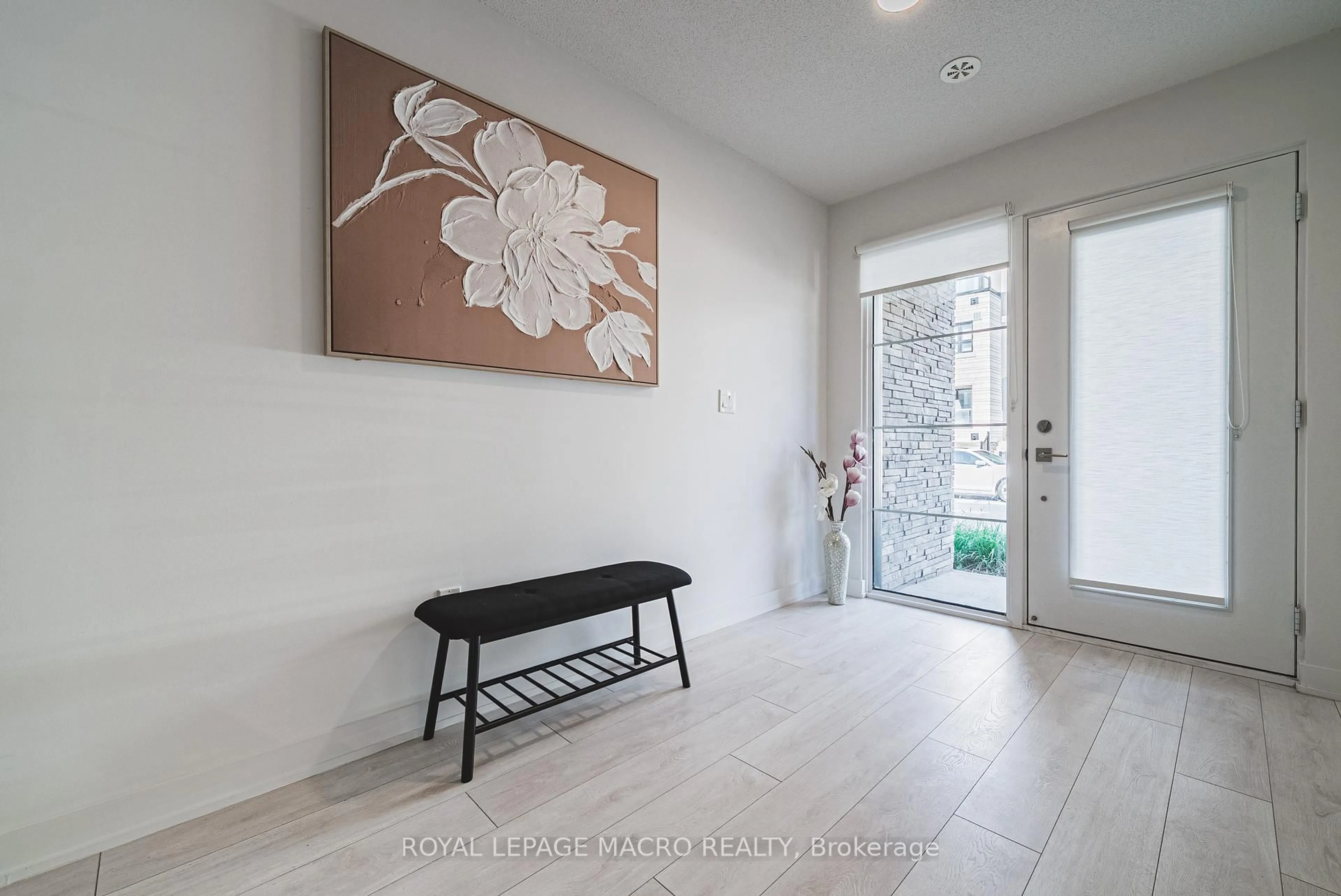 Indoor entryway for 1121 Cooke Blvd #13, Burlington Ontario L7T 0C3