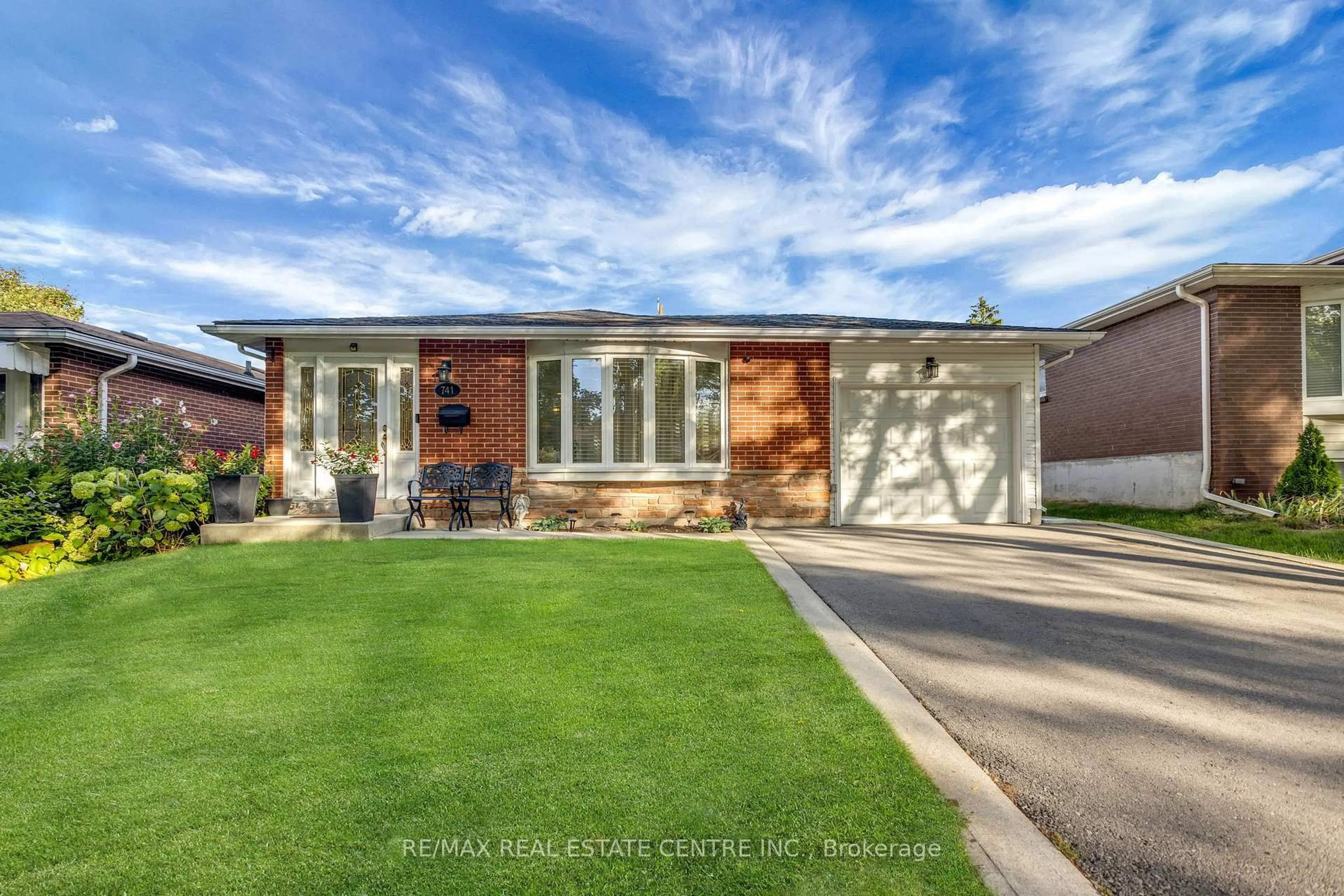 Home with brick exterior material, street for 741 Mullin Way, Burlington Ontario L7L 4J8