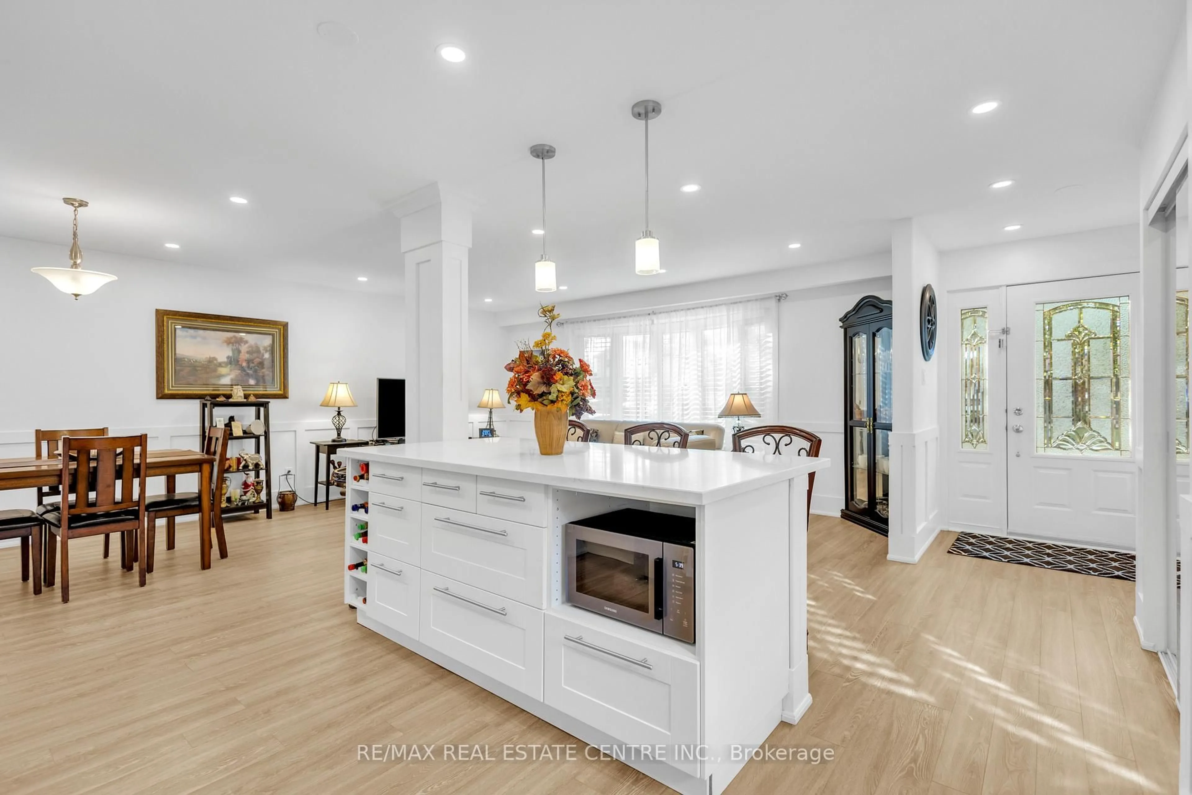 Open concept kitchen, unknown for 741 Mullin Way, Burlington Ontario L7L 4J8