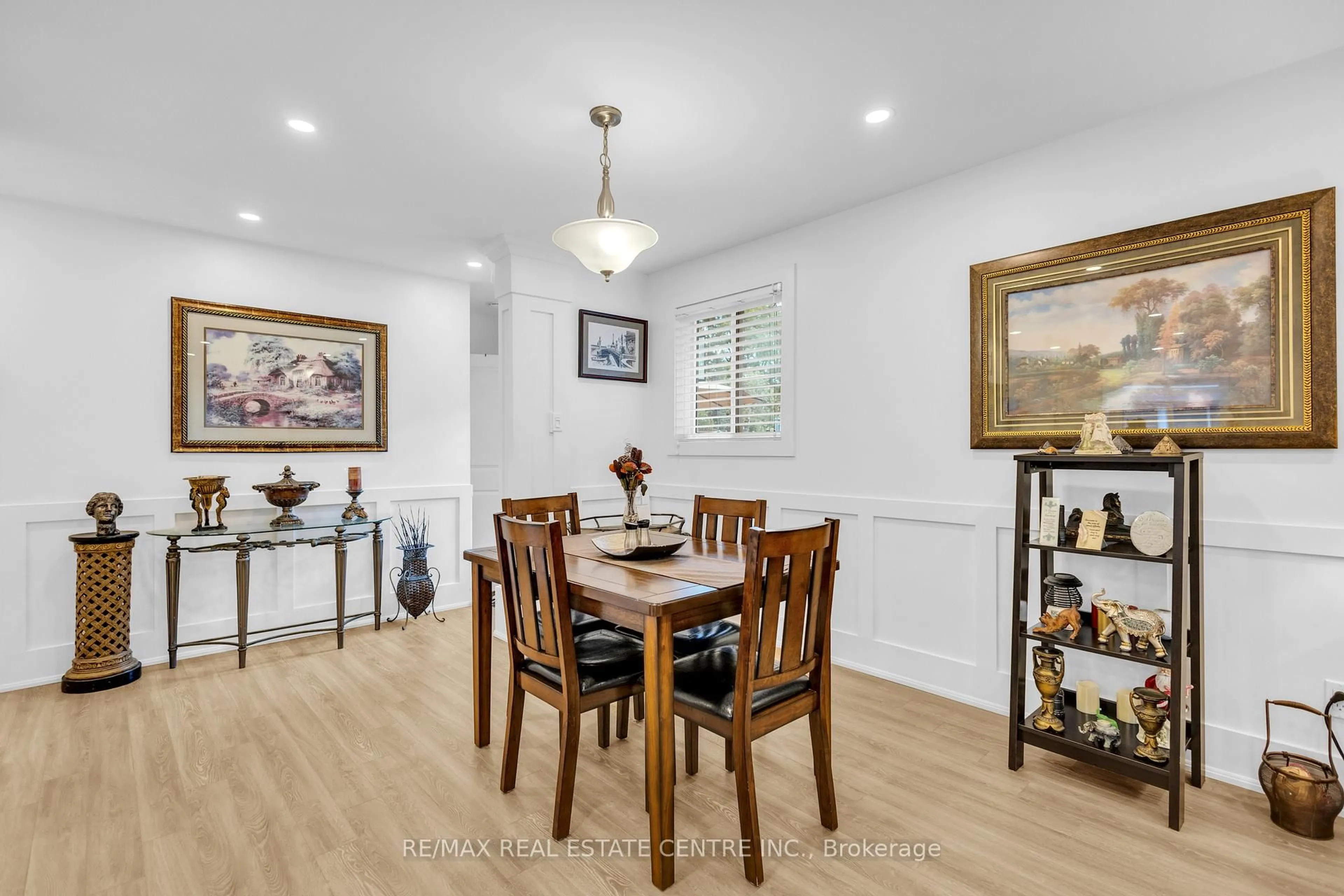 Dining room, wood/laminate floor for 741 Mullin Way, Burlington Ontario L7L 4J8