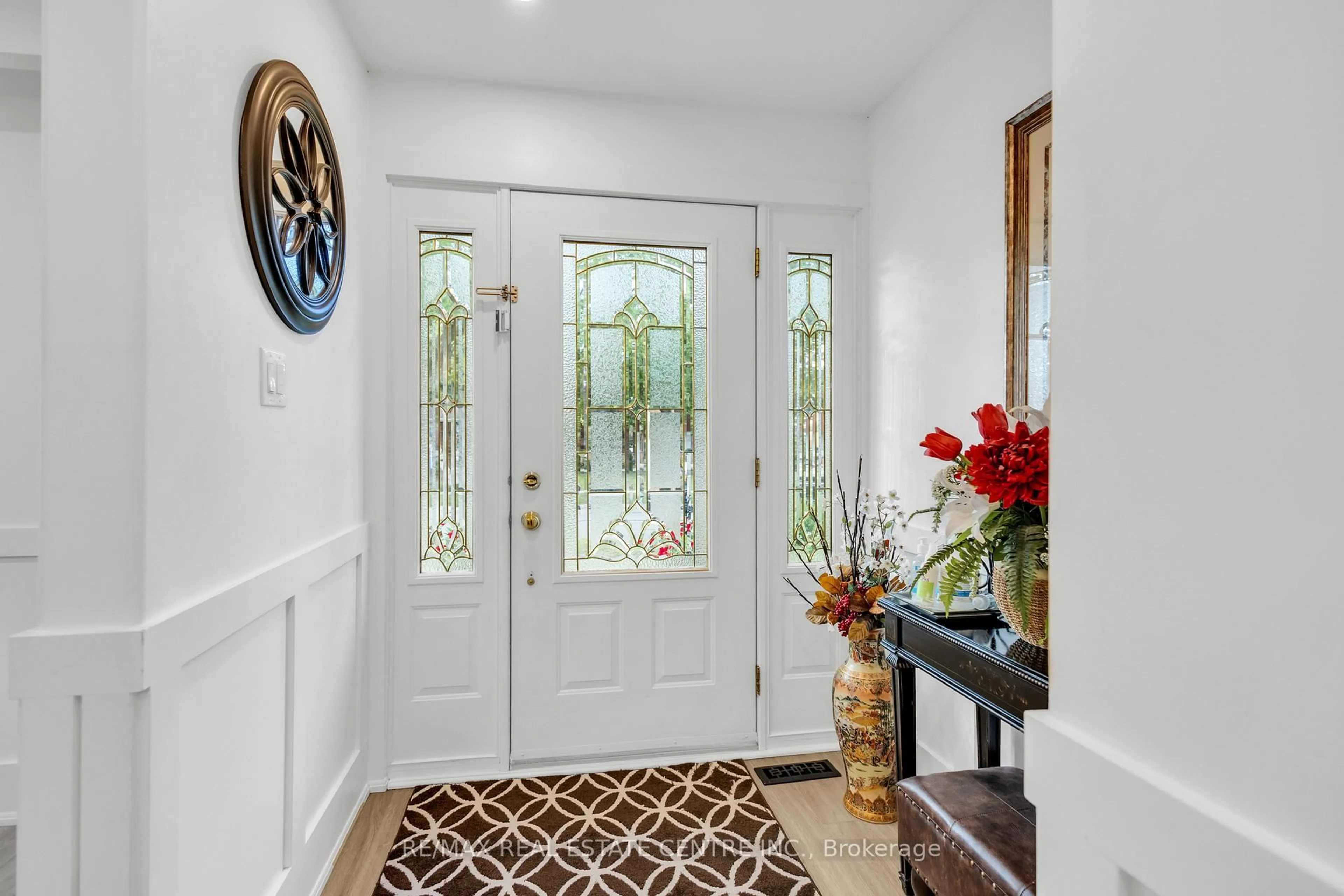 Indoor entryway for 741 Mullin Way, Burlington Ontario L7L 4J8