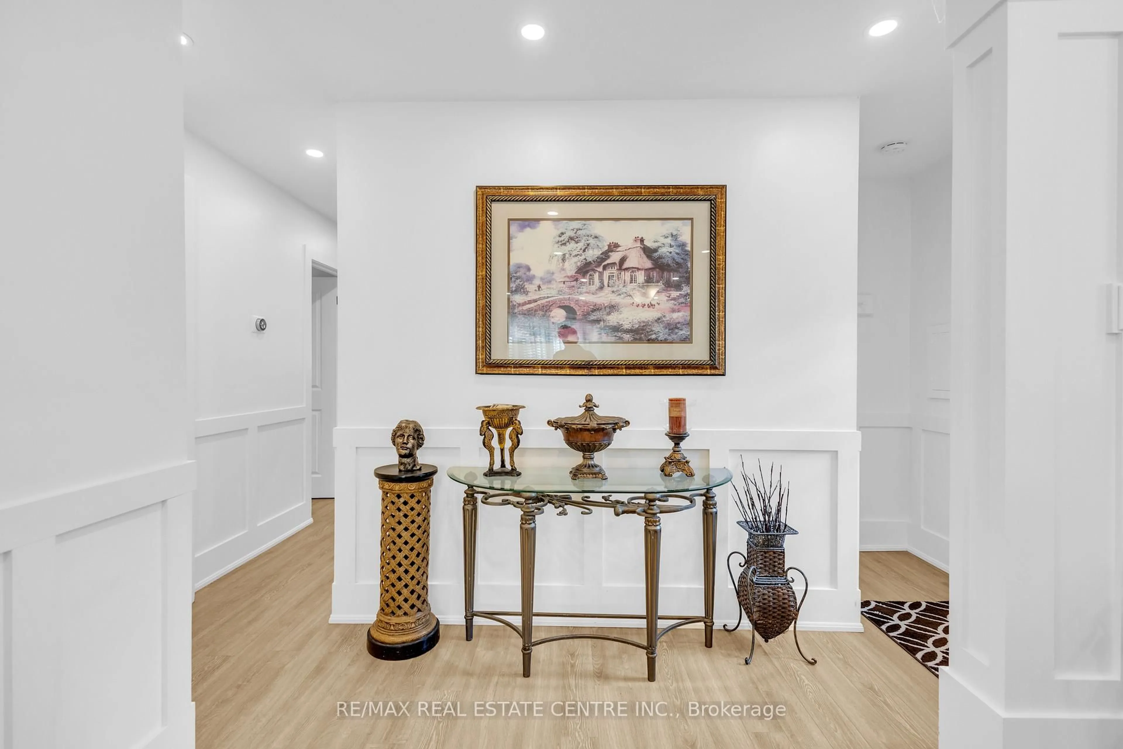 Indoor foyer for 741 Mullin Way, Burlington Ontario L7L 4J8