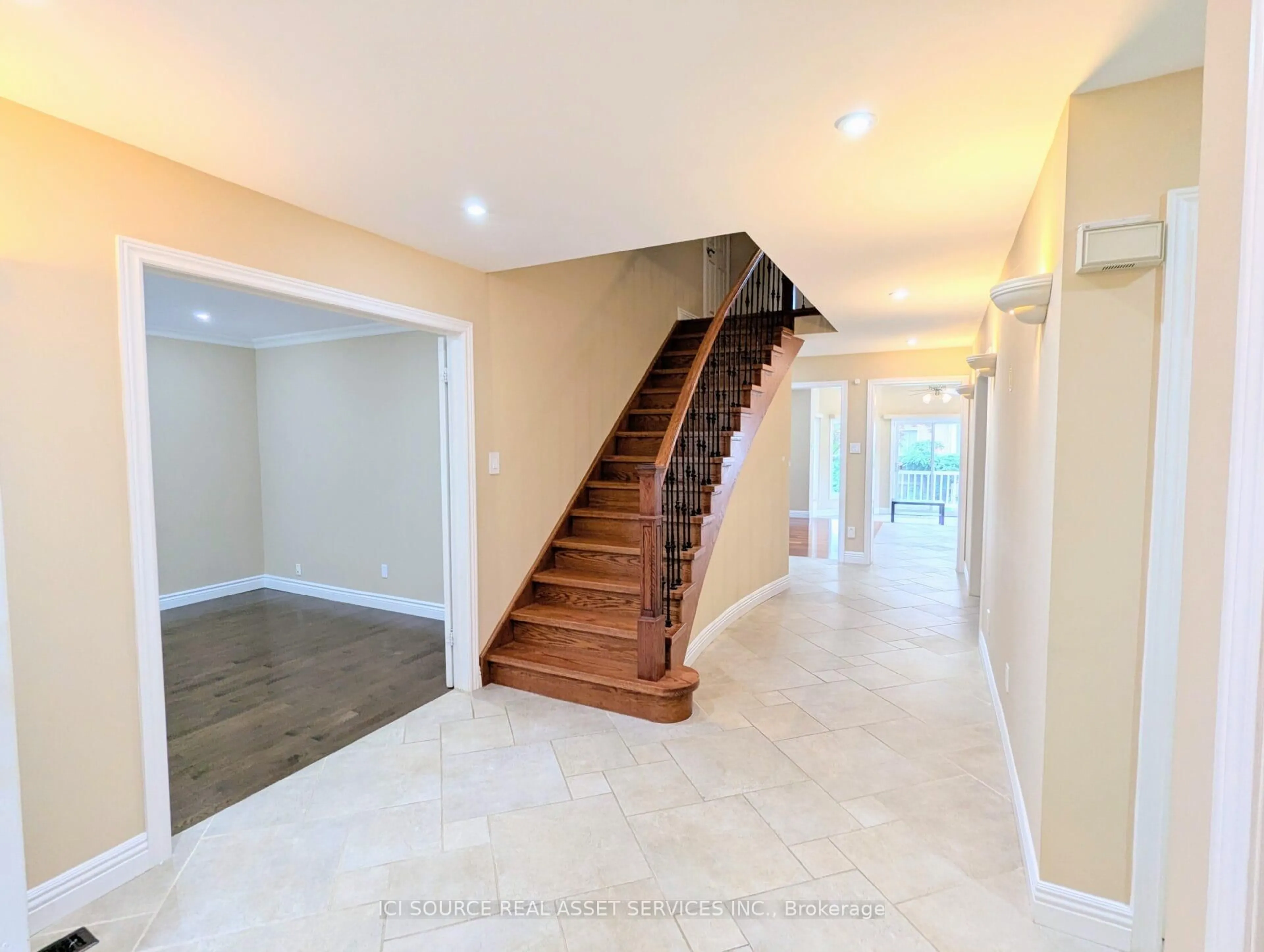 Indoor foyer for 3669 Baird Crt, Mississauga Ontario L5L 4T6