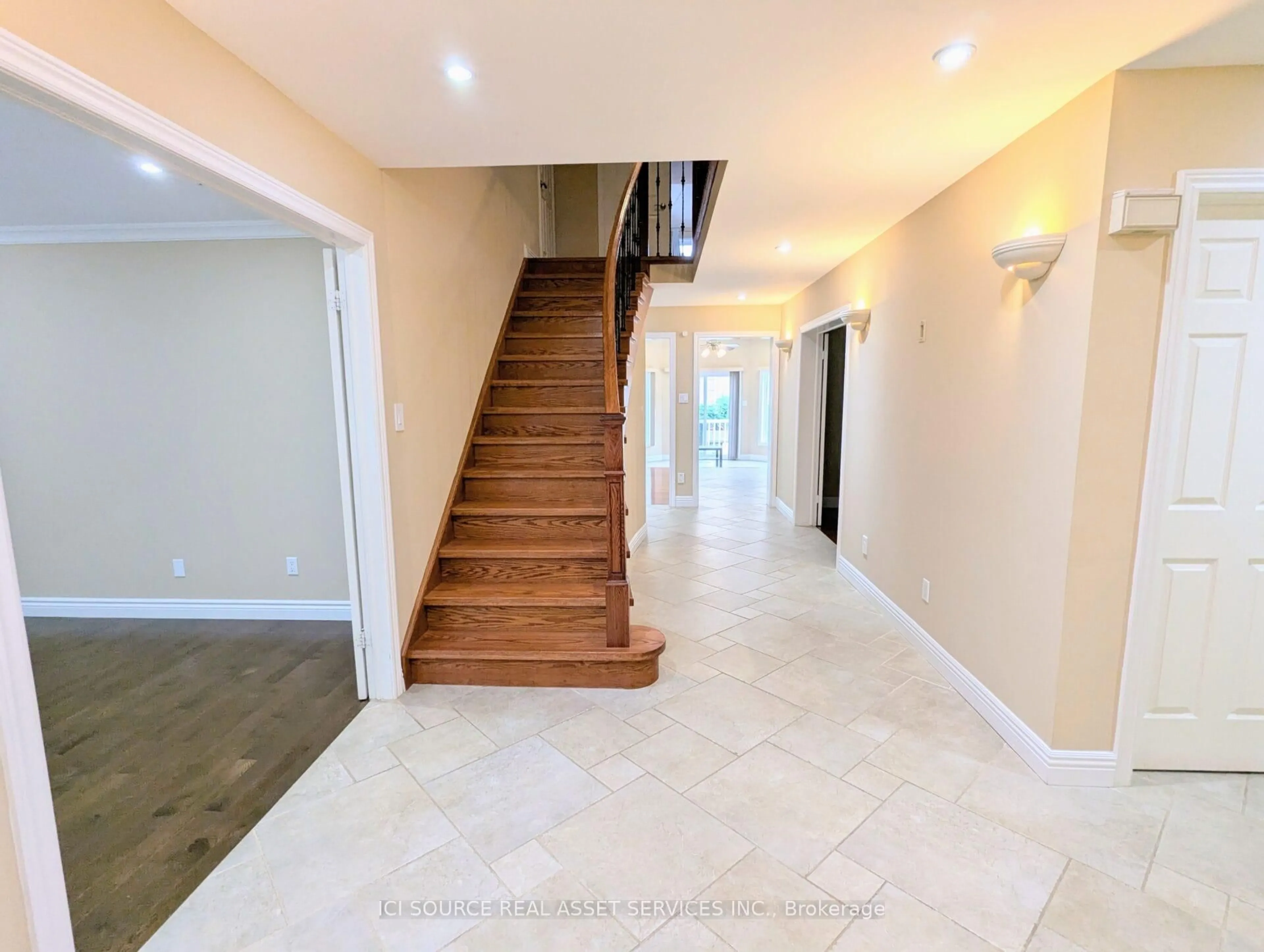 Indoor foyer for 3669 Baird Crt, Mississauga Ontario L5L 4T6